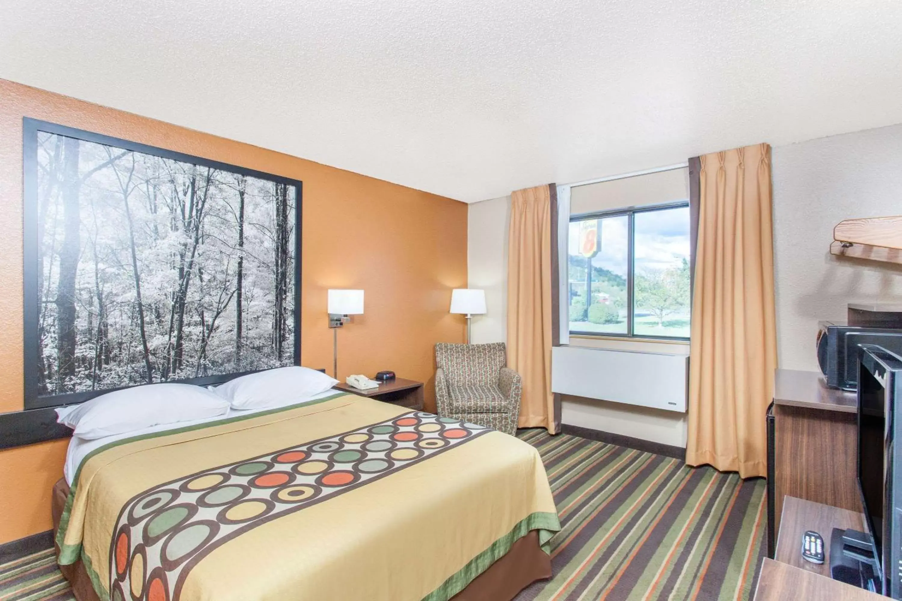 Photo of the whole room, Bed in Super 8 by Wyndham Norton VA