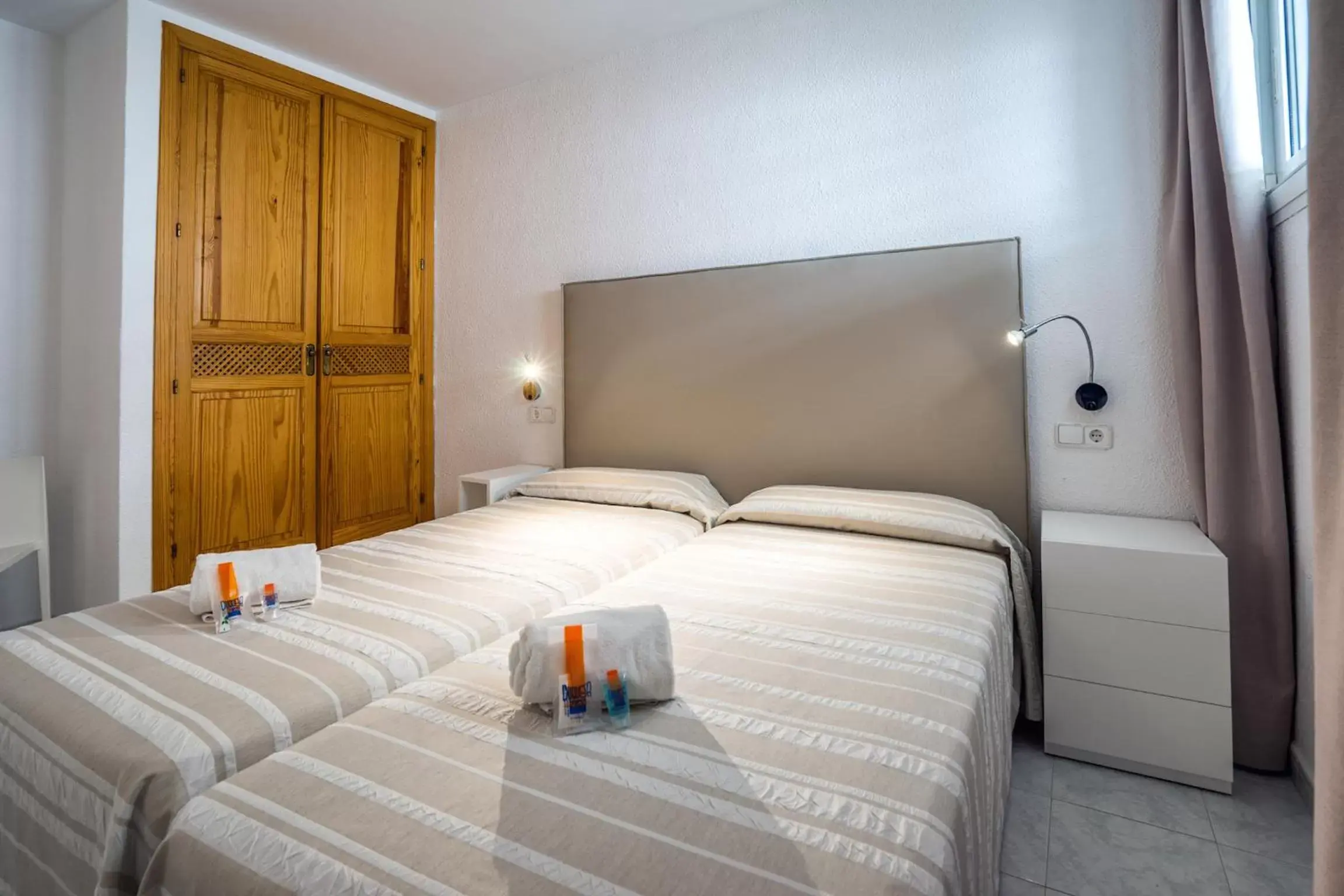 Bed, Room Photo in Aparthotel Duquesa Playa