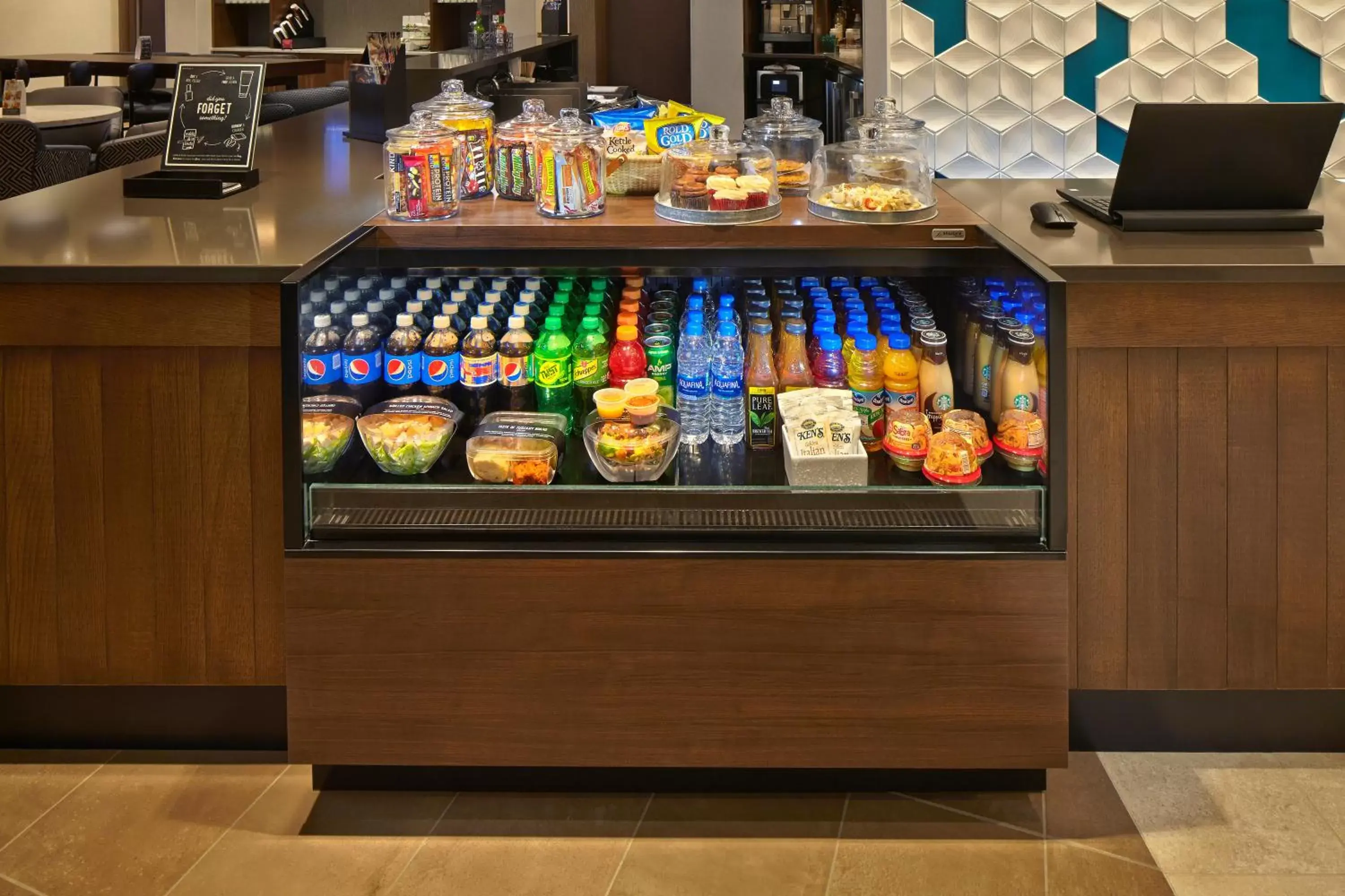 On-site shops in Hyatt Place Warwick/Providence Airport