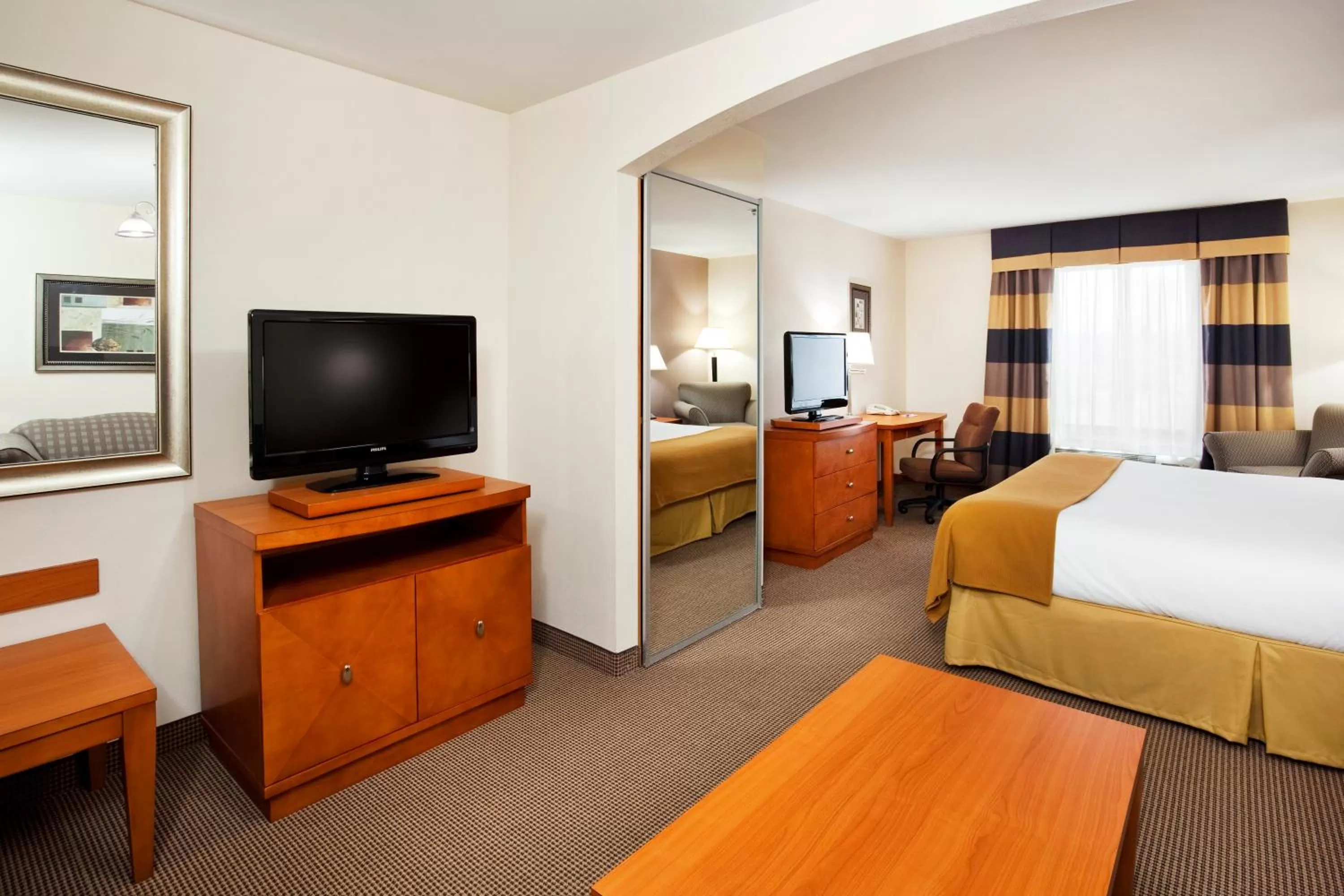 Photo of the whole room, Bed in Holiday Inn Express Forest City by IHG
