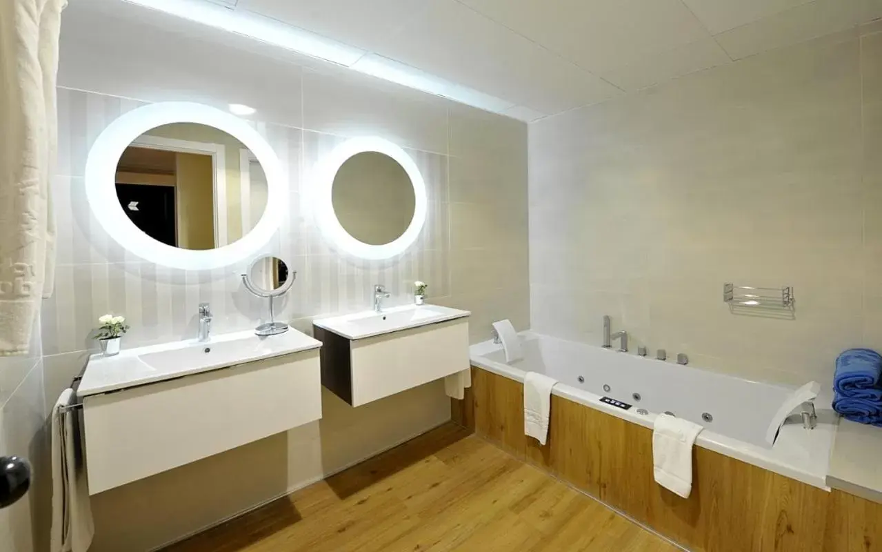 Bathroom in Hotel Salobreña Suites