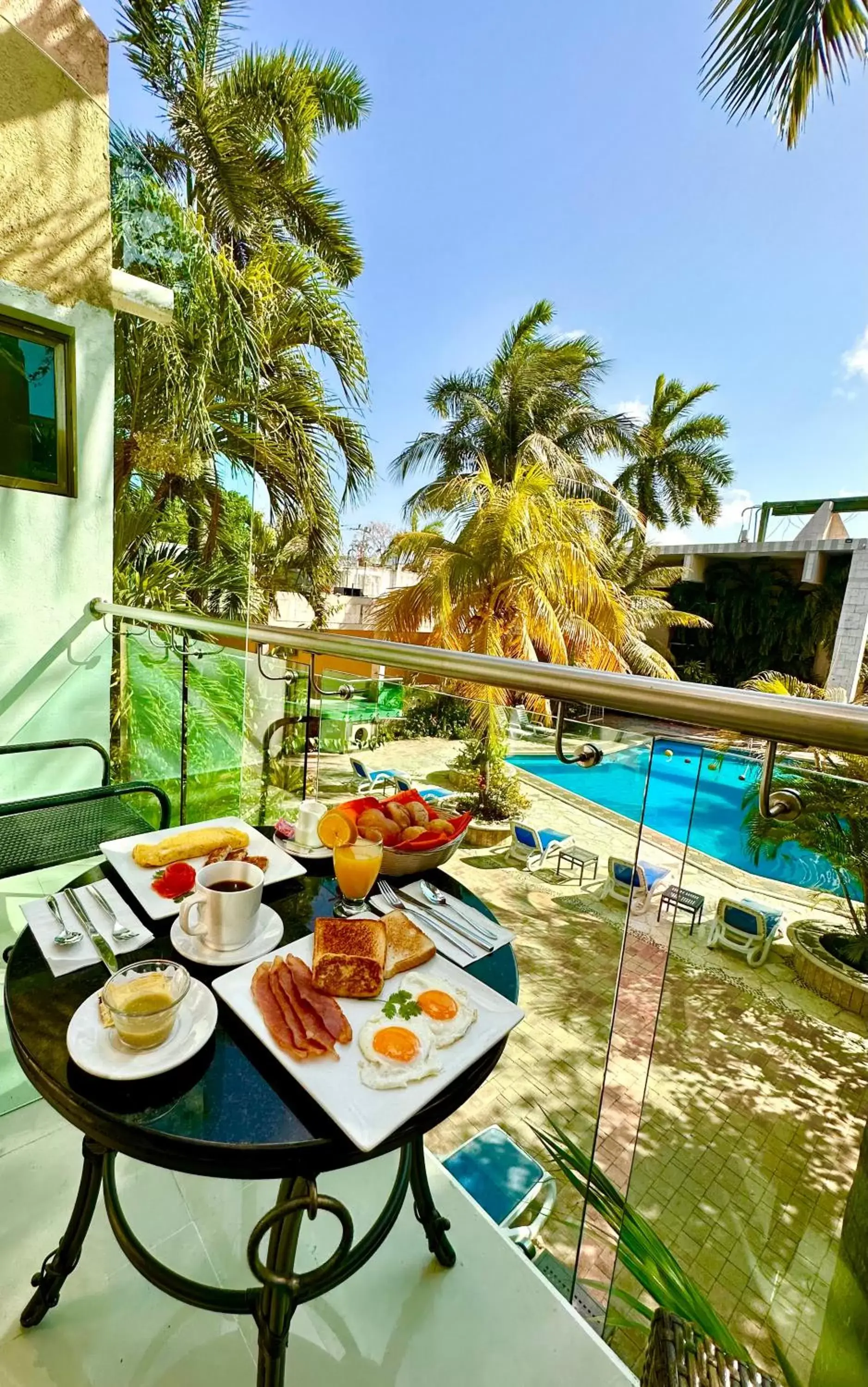 Balcony/Terrace, Swimming Pool in Hotel Plaza Caribe