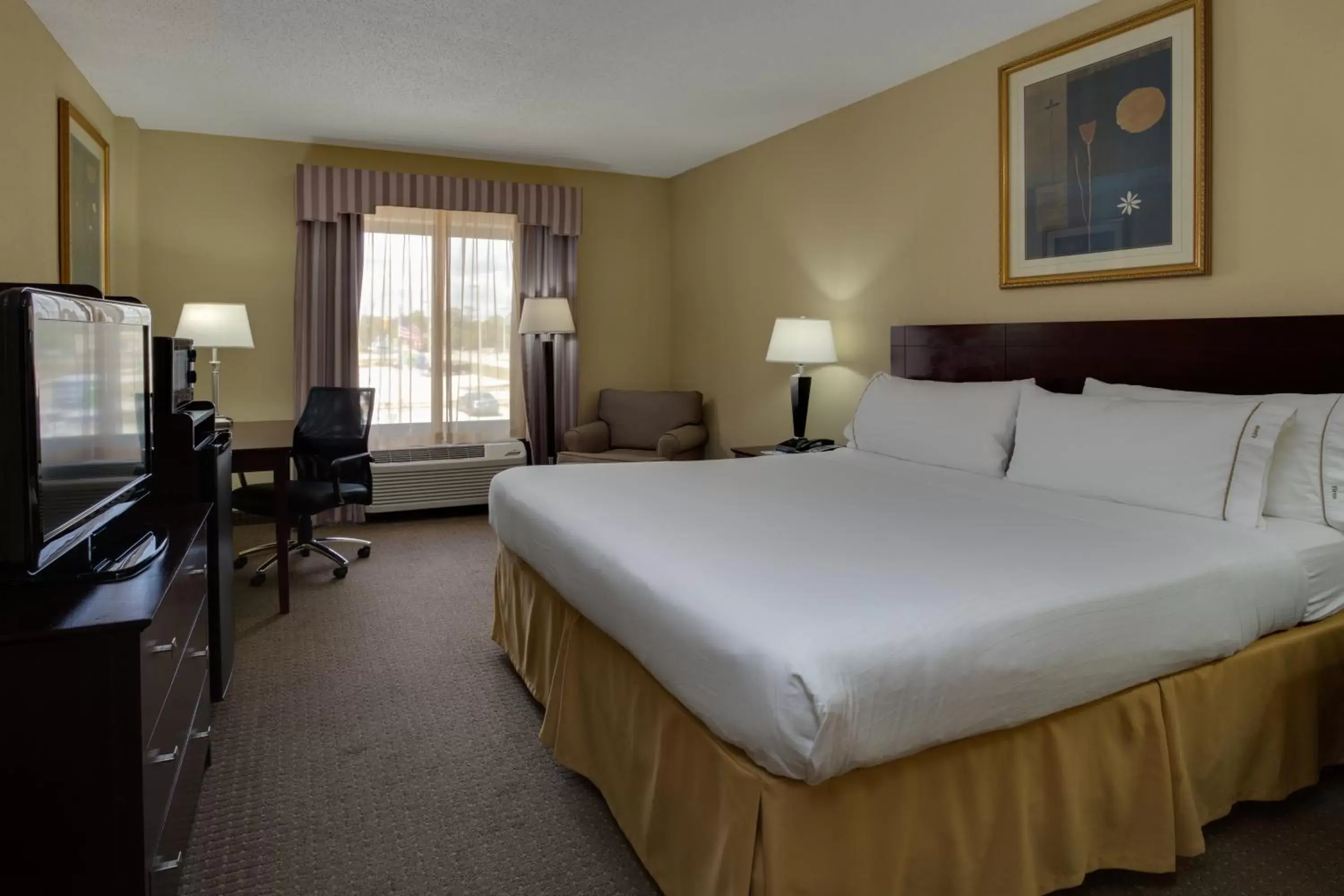Bed in Holiday Inn Express & Suites Sebring, an IHG Hotel