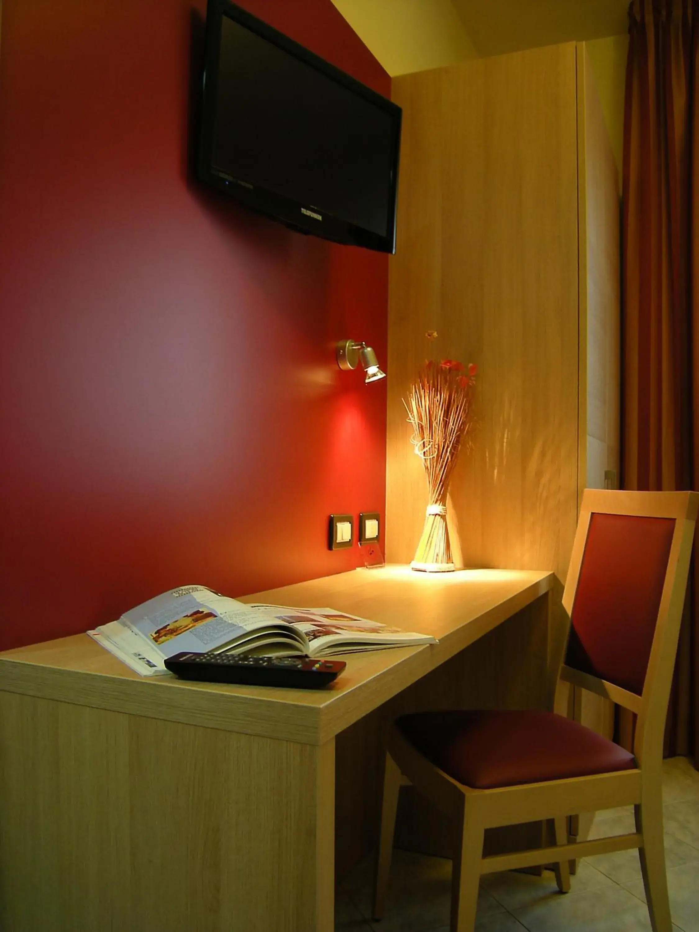 Seating area, TV/Entertainment Center in Hotel San Carlo