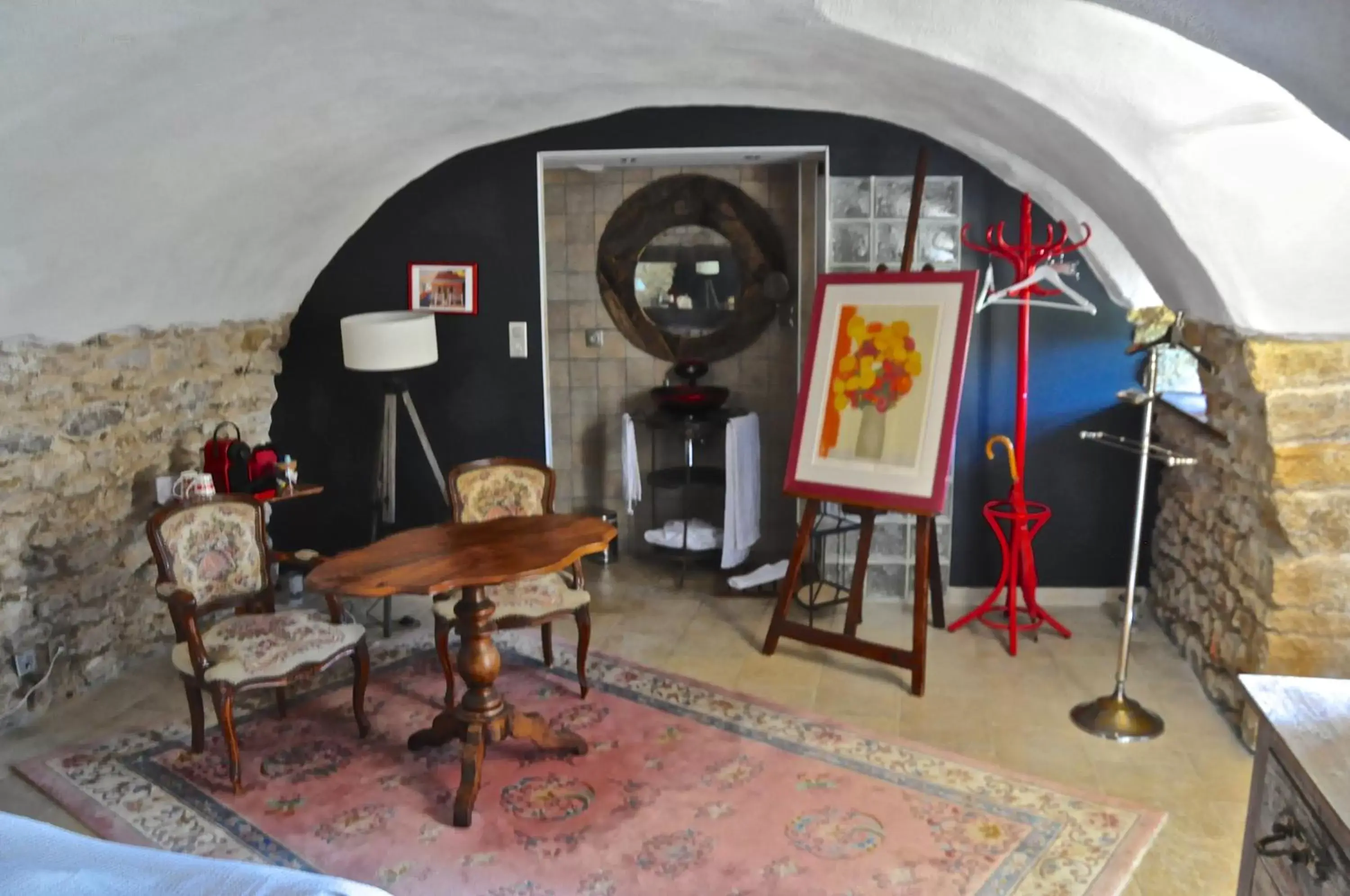 Photo of the whole room, Seating Area in Le Clos du Cher en Beaujolais