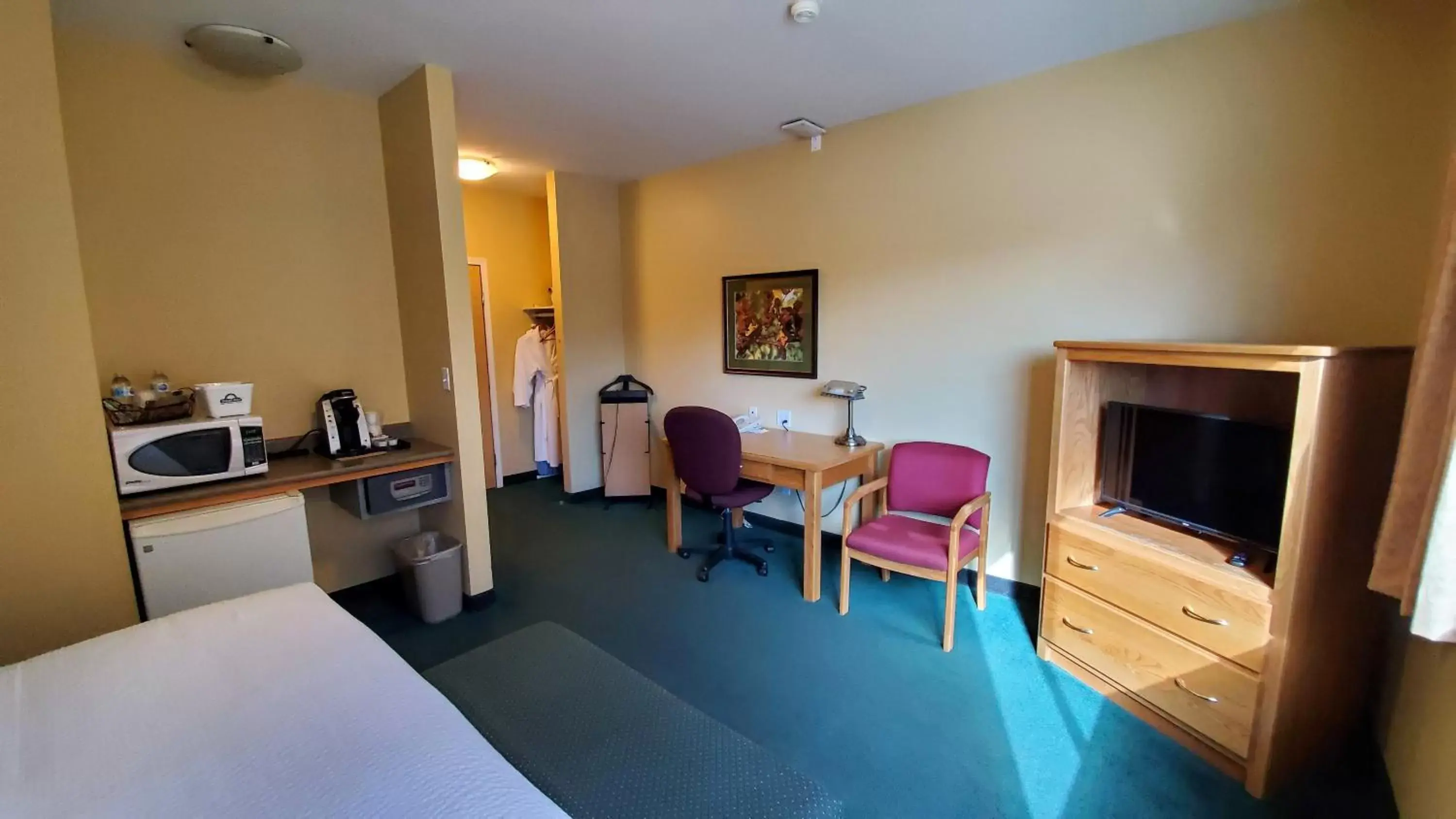 Photo of the whole room, TV/Entertainment Center in Days Inn by Wyndham Penticton Conference Centre