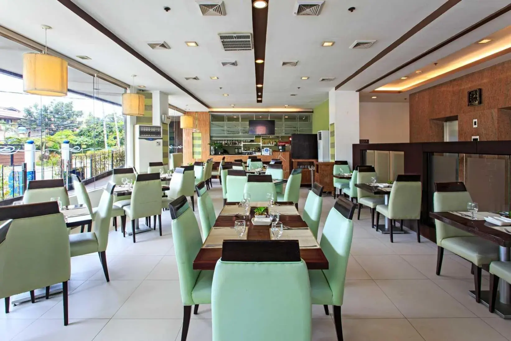 Restaurant/Places to Eat in Alpa City Suites Hotel