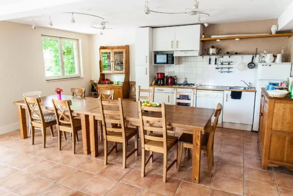 Kitchen or kitchenette, Dining Area in Les Barelles