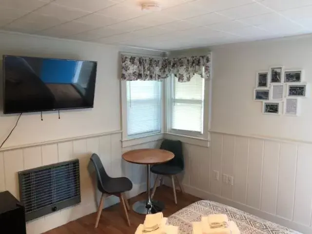 TV/Entertainment Center in Herring Run Motel and Tiny Cabins