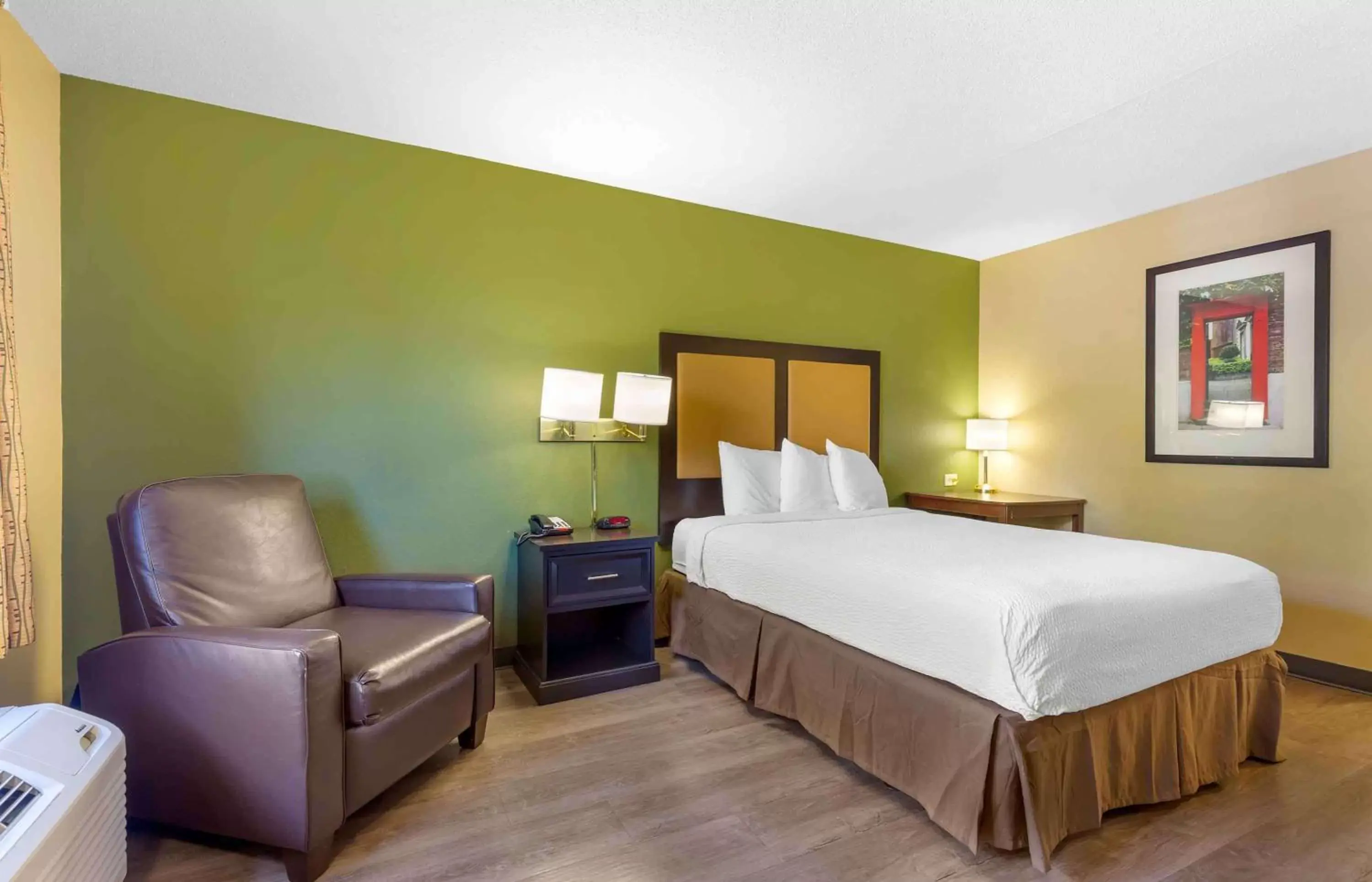 Bedroom, Bed in Extended Stay America Suites - Chesapeake - Churchland Blvd