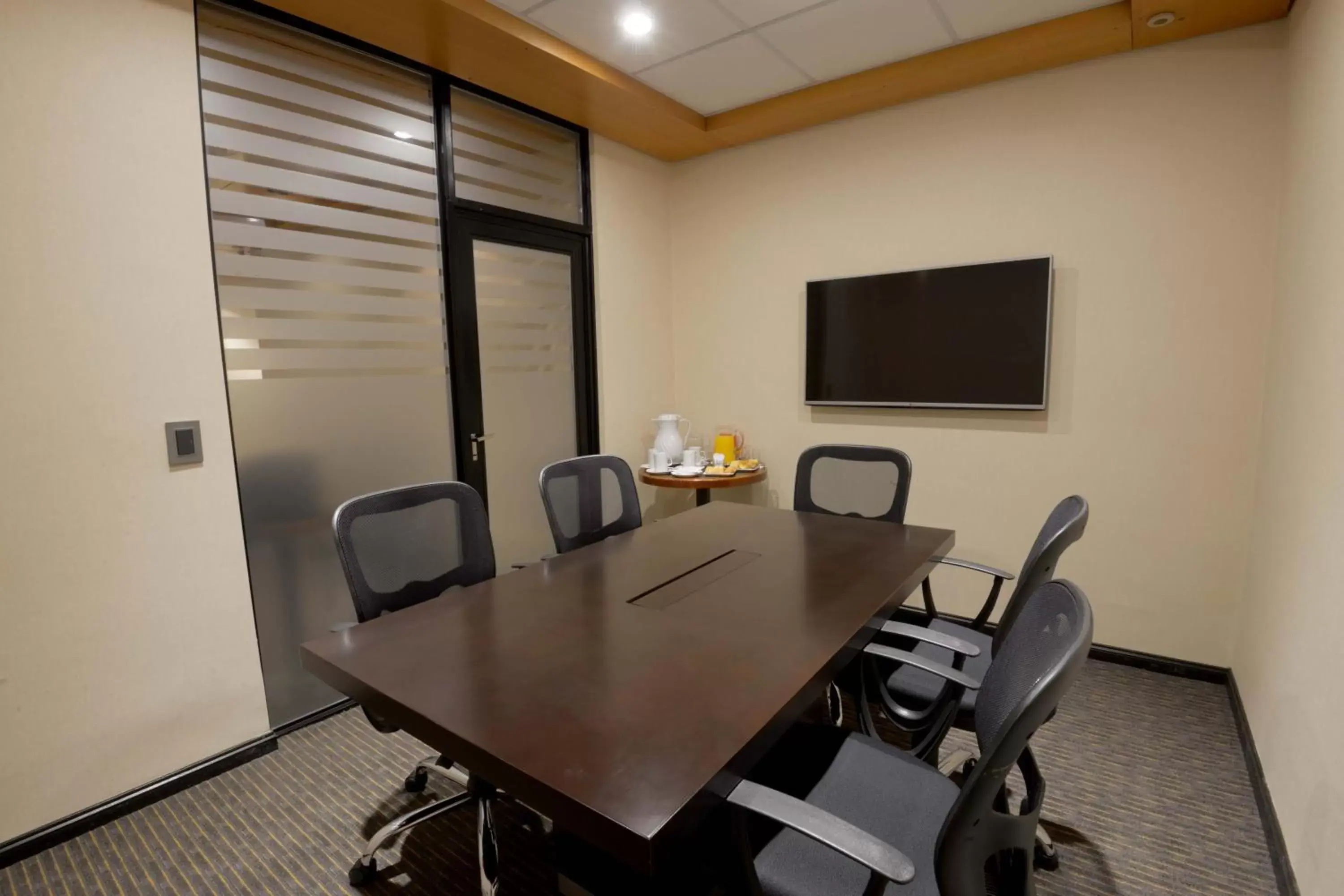 Meeting/conference room in Holiday Inn Express Puerto Madero, an IHG Hotel