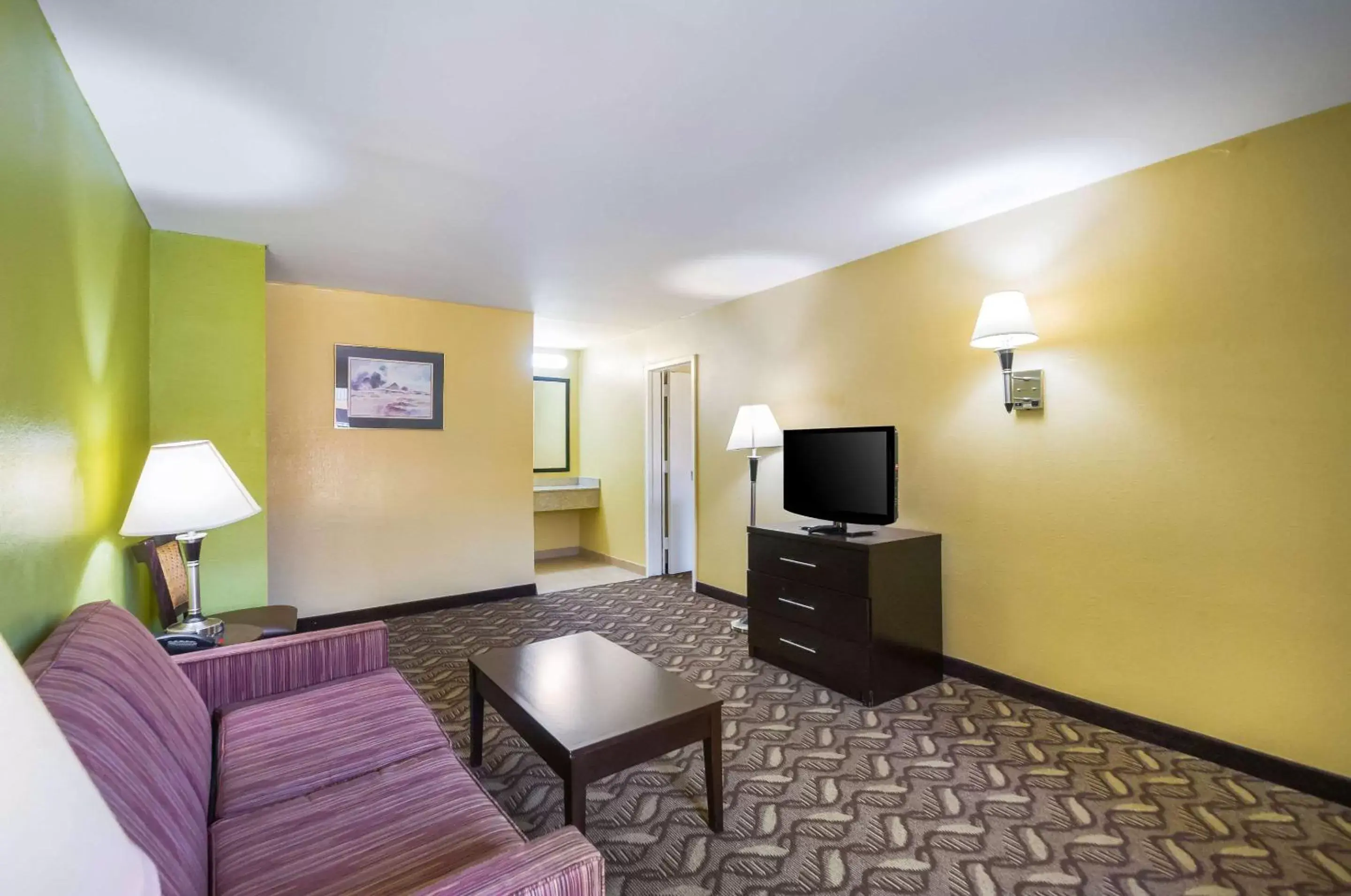 Photo of the whole room, TV/Entertainment Center in Quality Inn Fredericksburg-Central Park Area