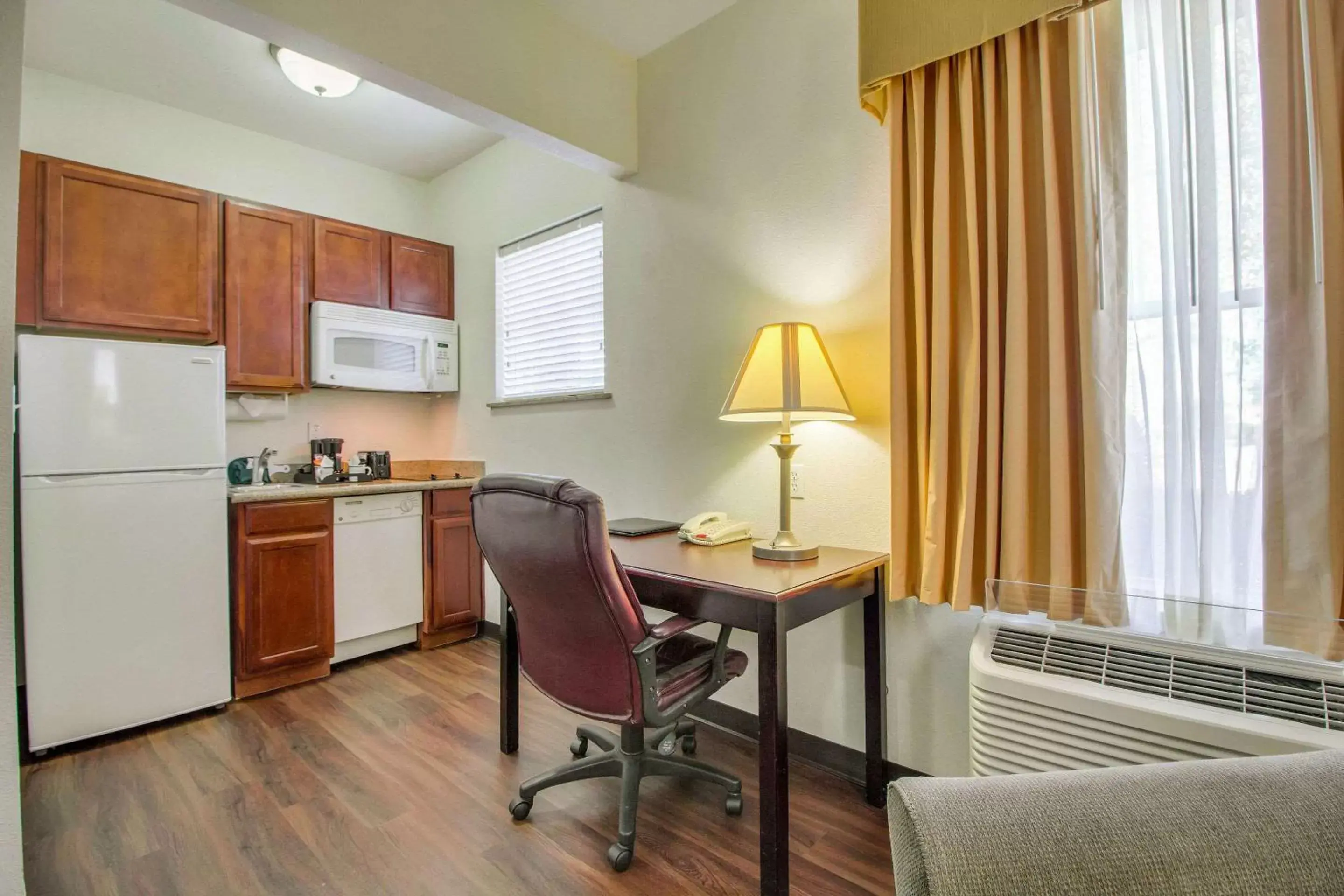Bedroom, Kitchen/Kitchenette in MainStay Suites Texas Medical Center/Reliant Park