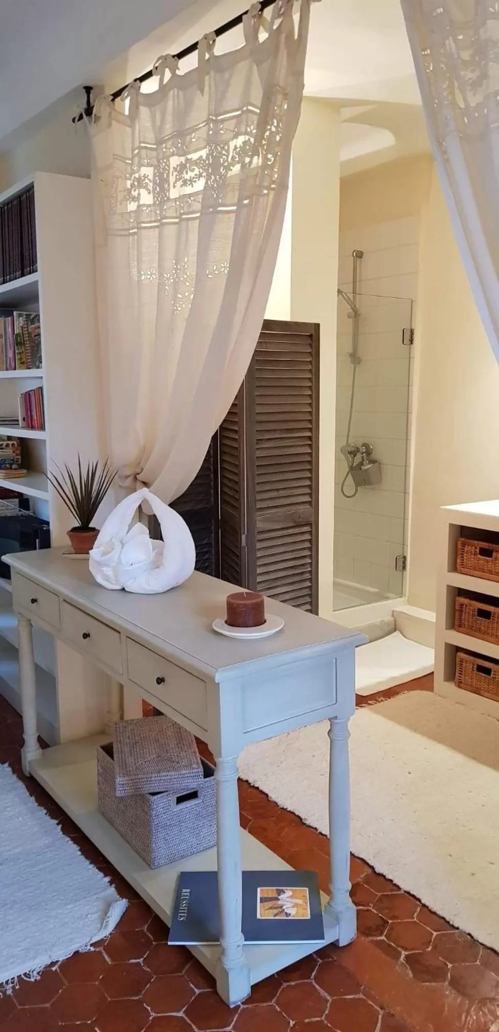 Bathroom, Dining Area in Le Belvédère - Chambres d'hôtes de charme et Restaurant