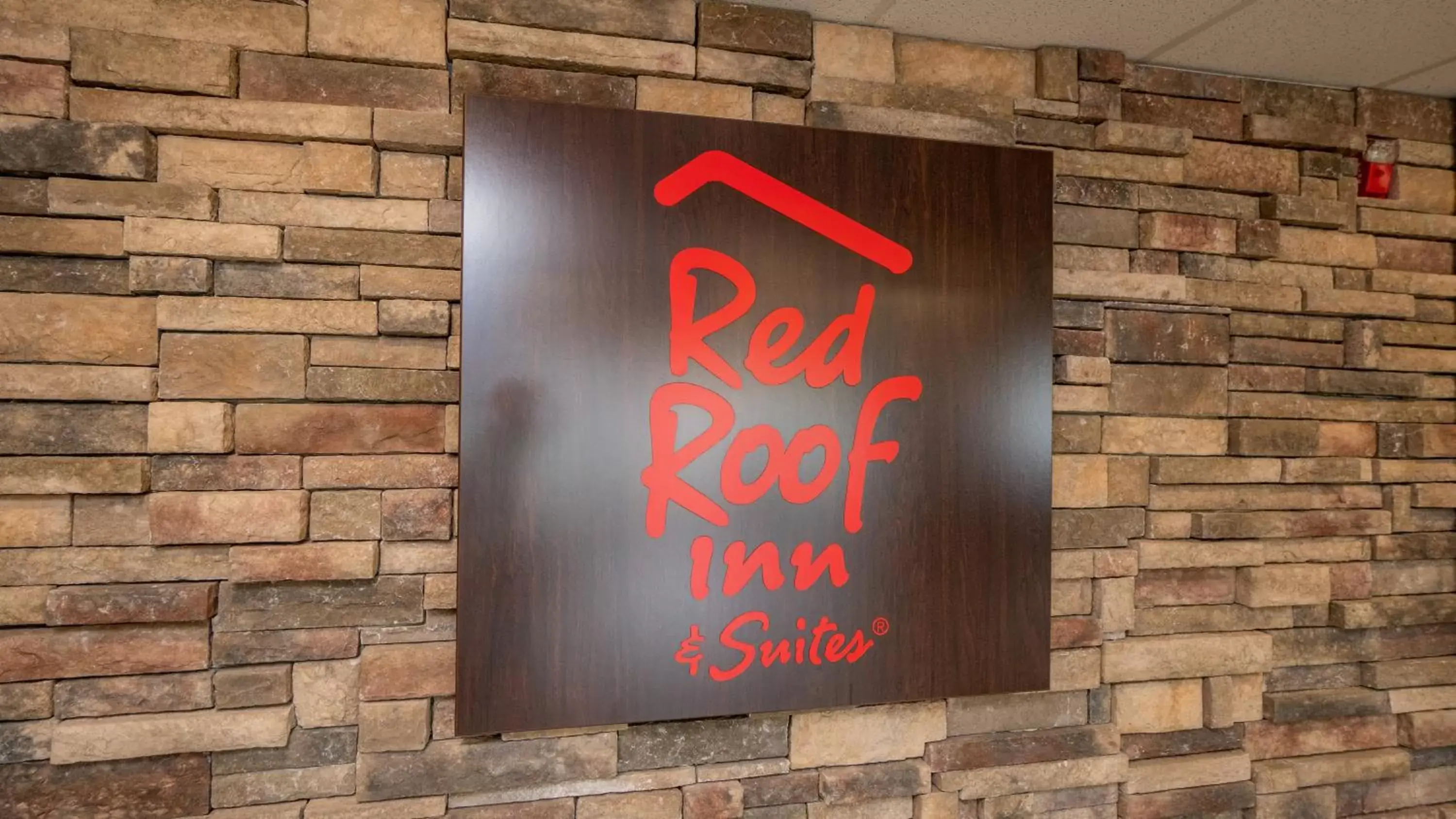Lobby or reception, Property Logo/Sign in Red Roof Inn & Suites Indianapolis Airport