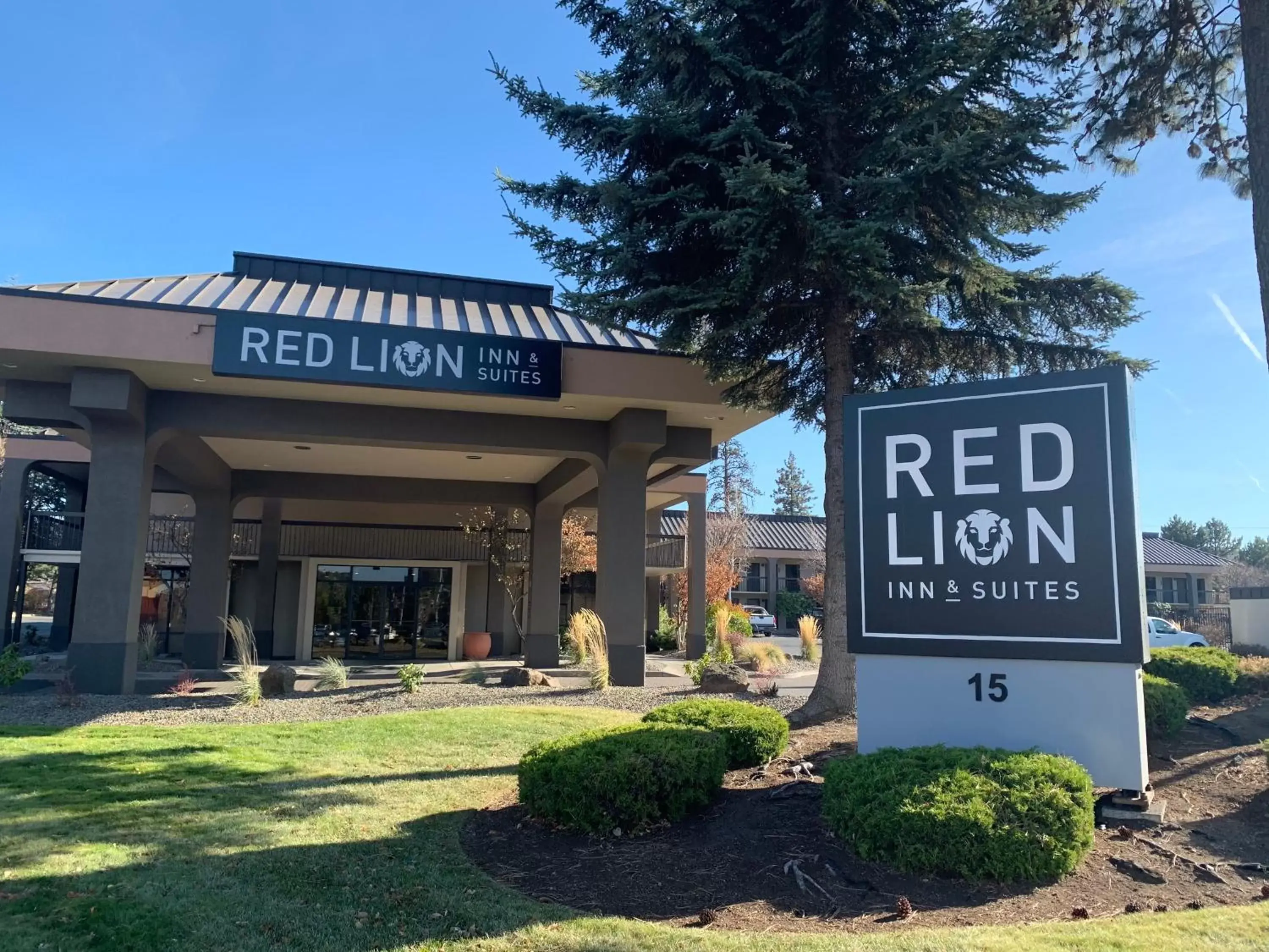Facade/entrance in Red Lion Inn & Suites Deschutes River - Bend