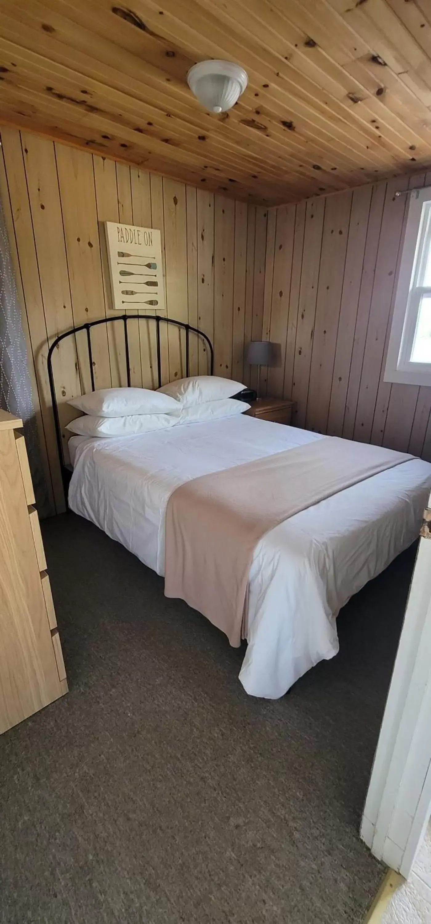 Bed in Parkway Cottage Resort and Trading Post