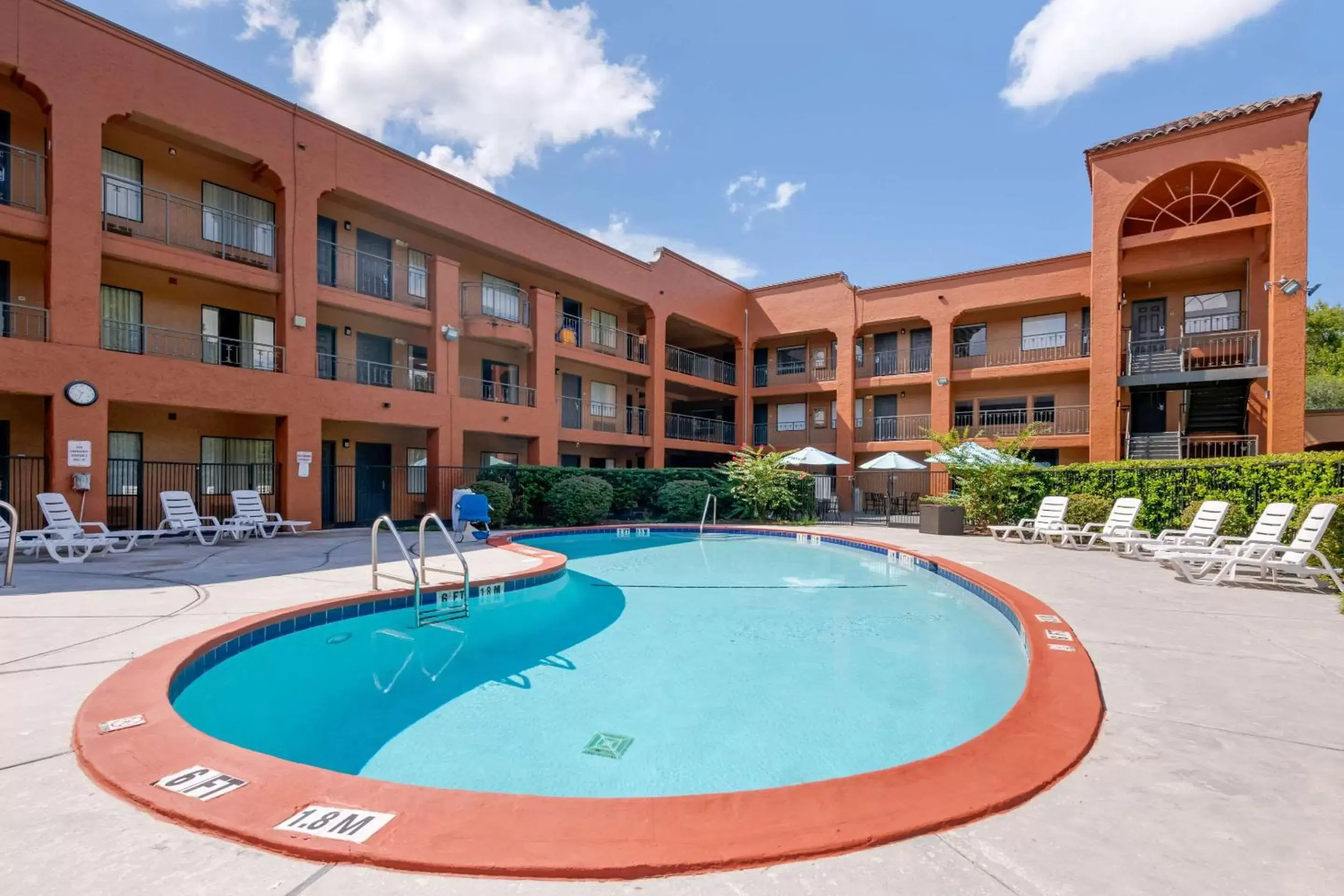 Swimming pool in Quality Inn & Suites Jacksonville-Baymeadows Swimming pool in Quality Inn & Suites Jacksonville-Baymeadows