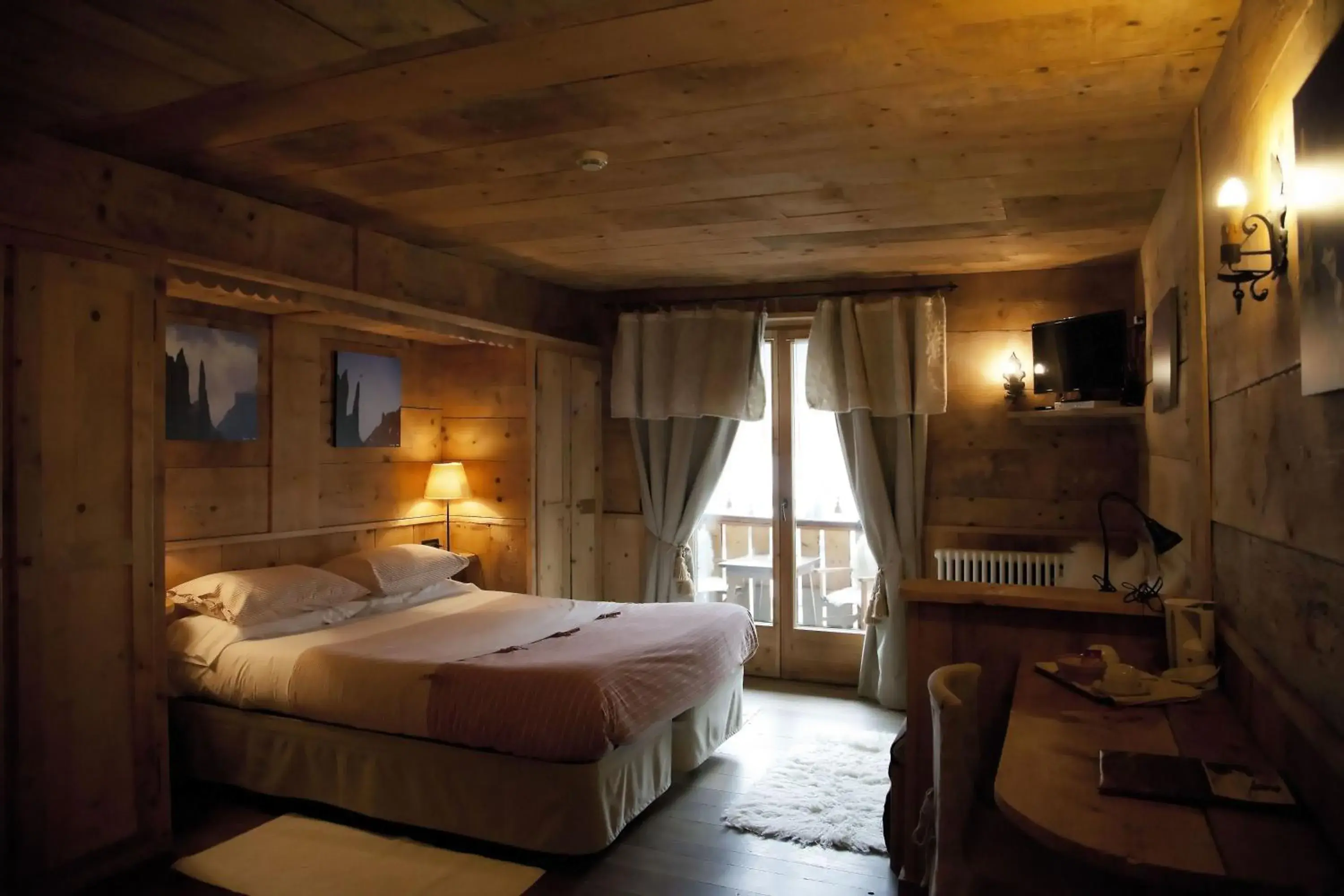 Bedroom, Bed in Hotel Chalet Svizzero