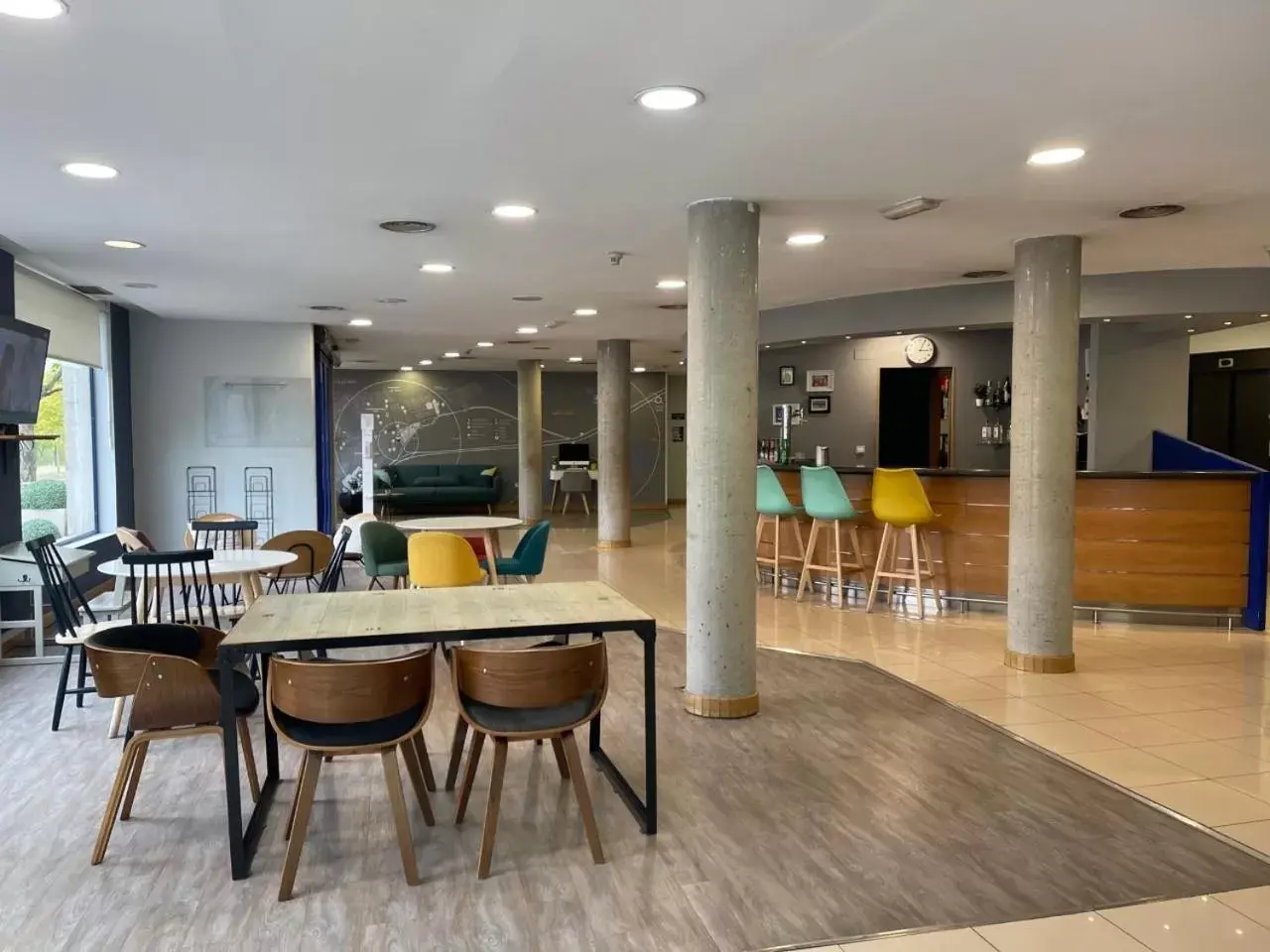 Lounge or bar in Holiday Inn Express San Sebastian de los Reyes, an IHG Hotel