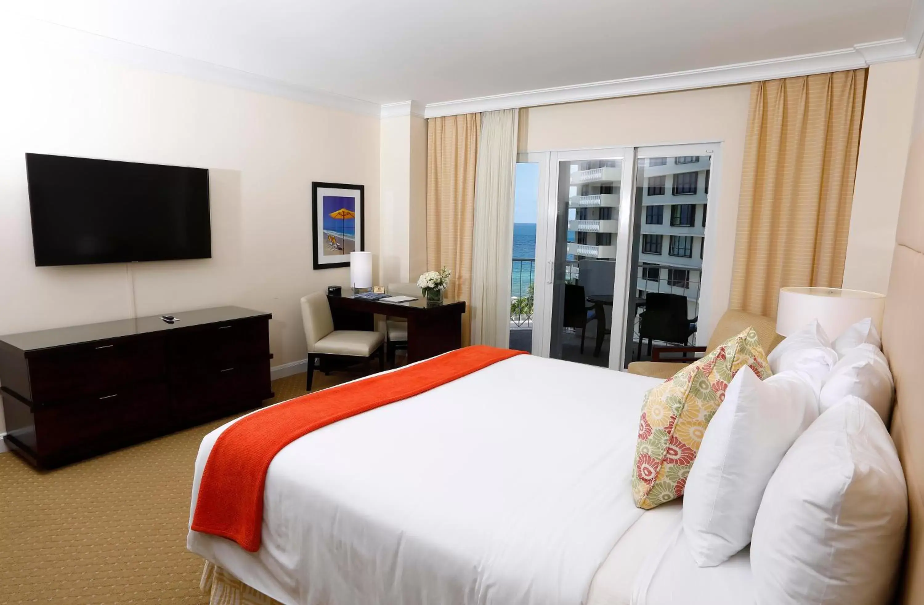 Deluxe King Room with Partial Ocean View and Balcony in Sea View Hotel