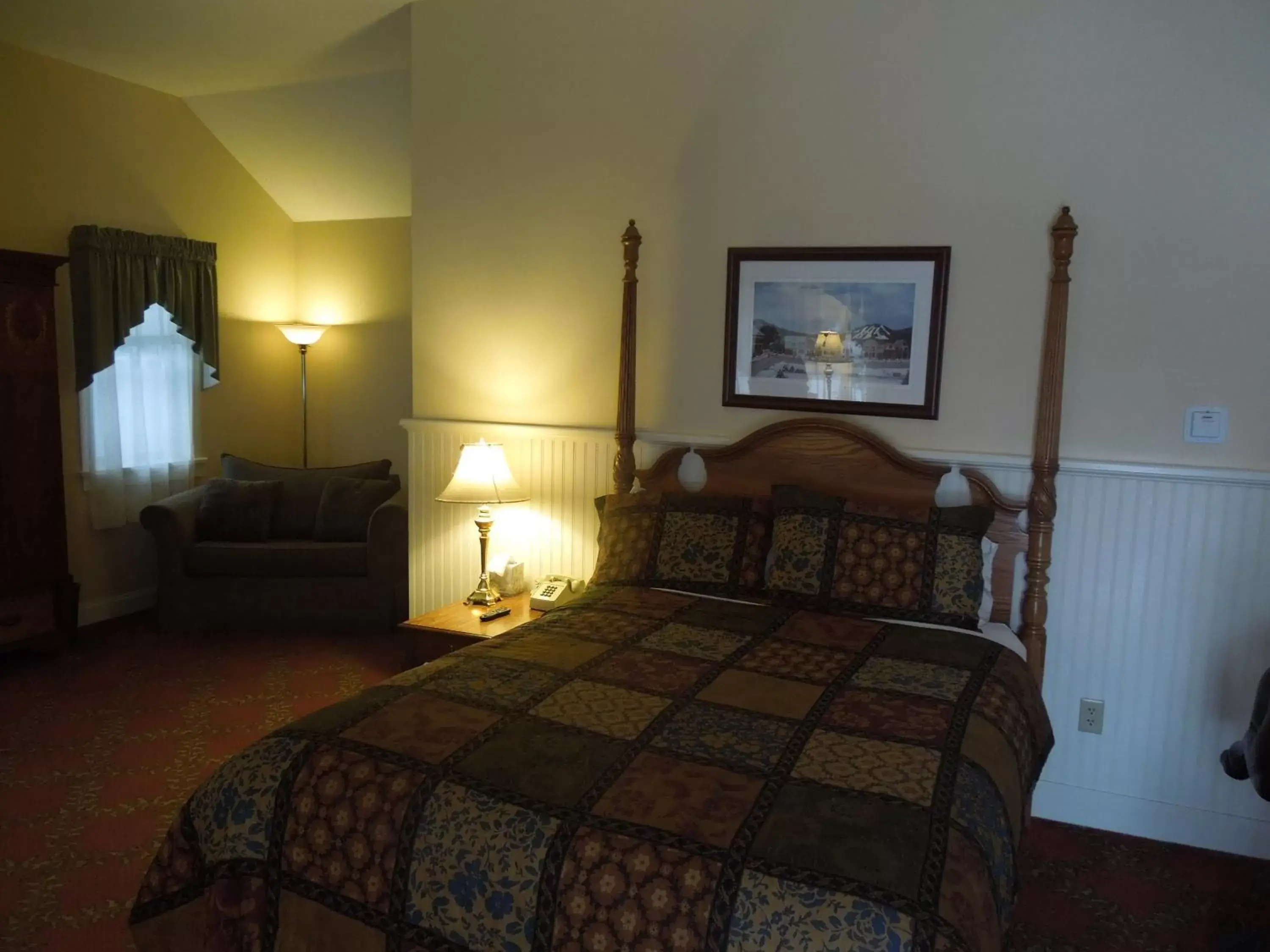 Bed in Kearsarge Inn