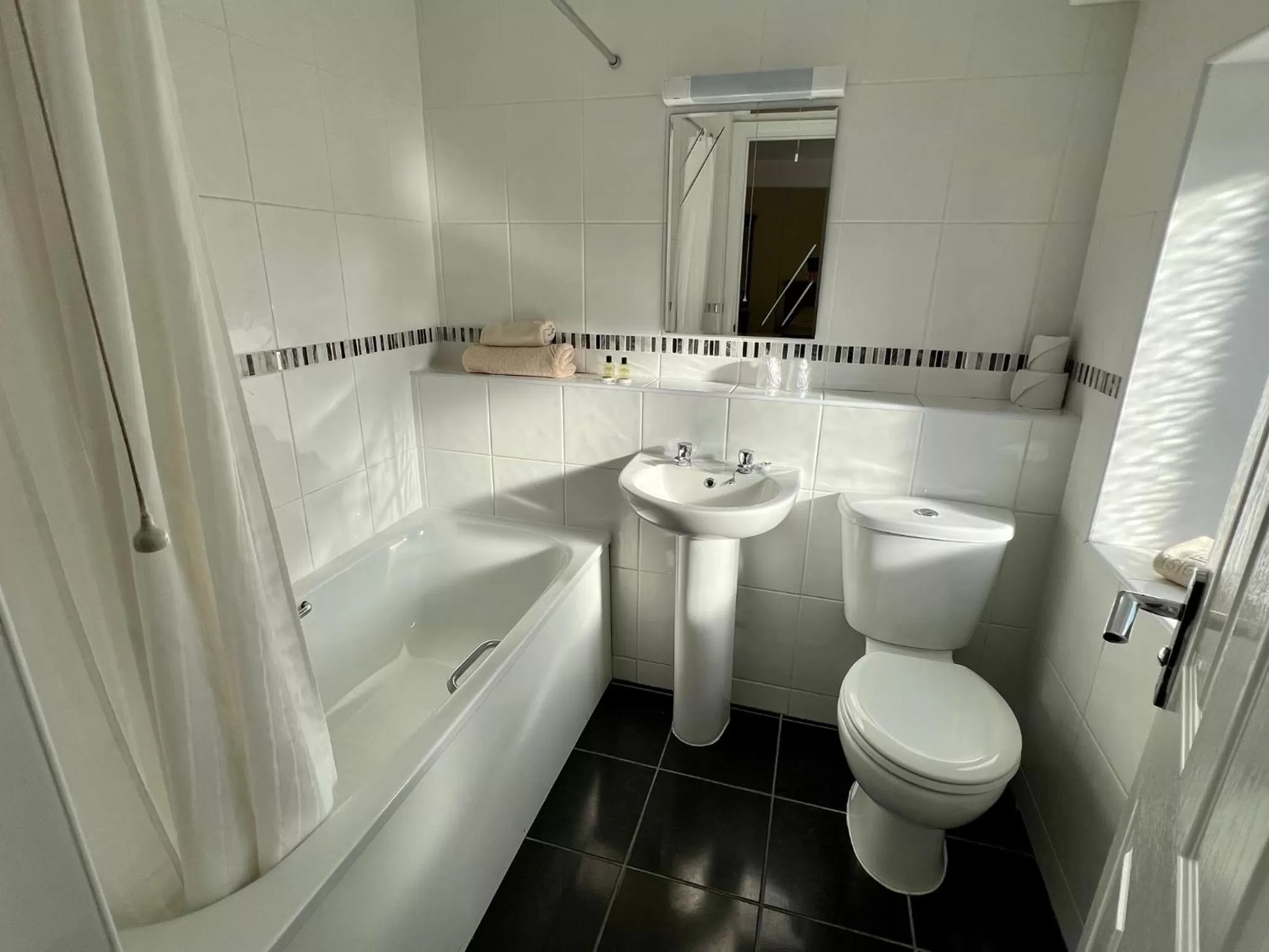 Toilet in Calverts Hotel - Newport, Isle of Wight - RETURN CAR FERRY FROM 89 POUNDS