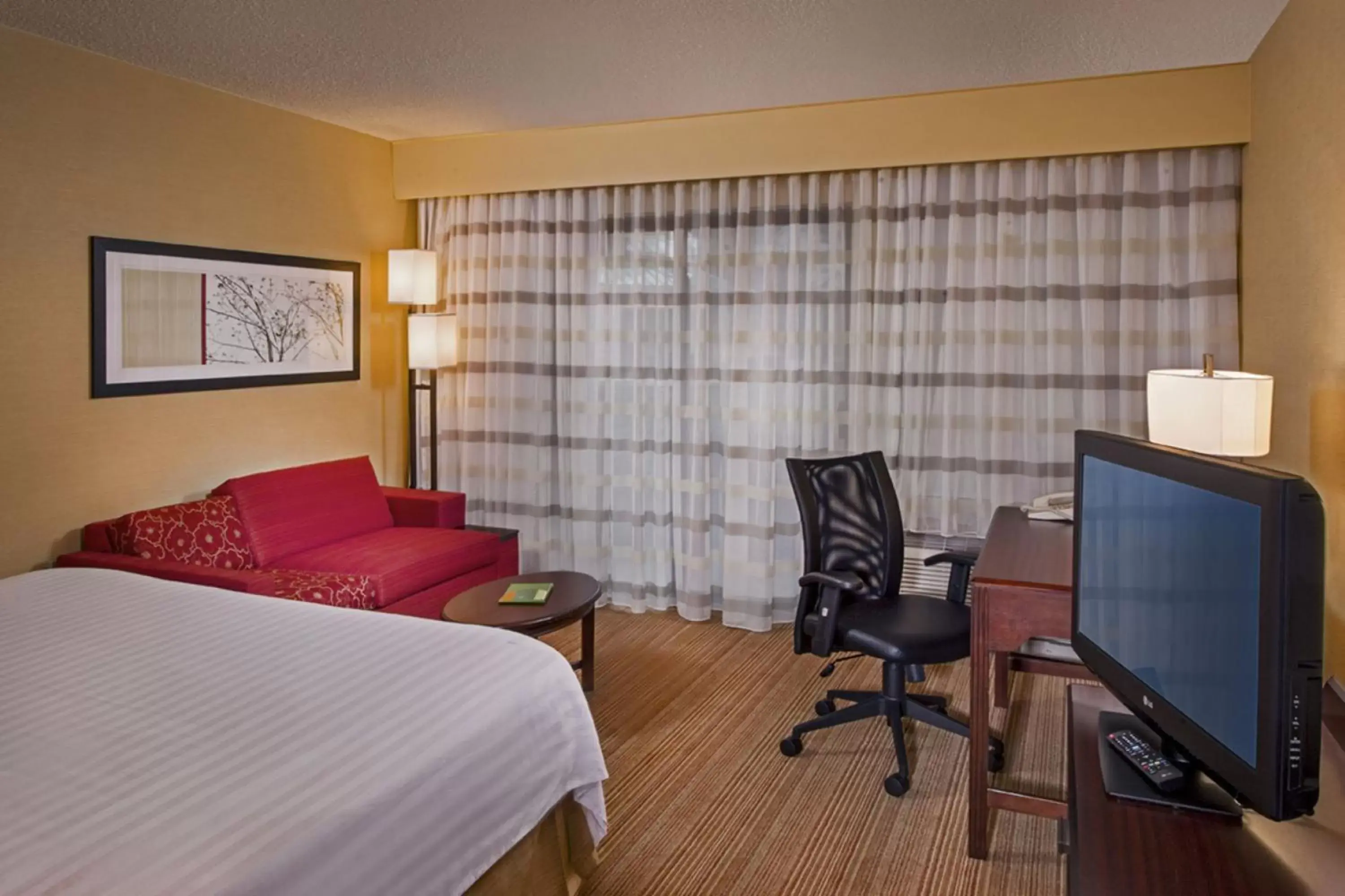 Photo of the whole room, TV/Entertainment Center in Courtyard by Marriott Richmond Northwest