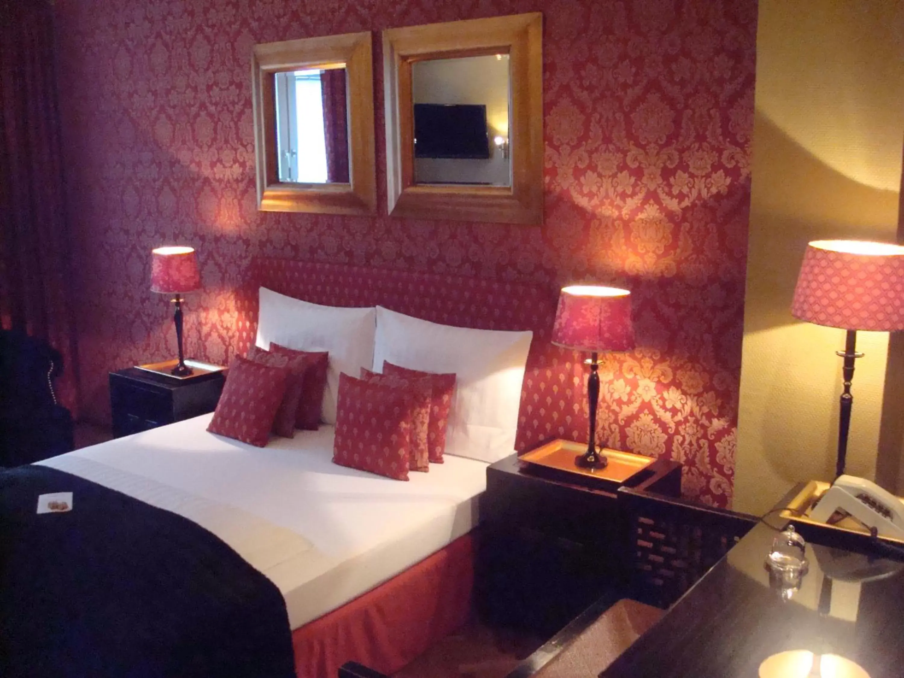 Photo of the whole room, Bed in Hotel Sir & Lady Astor