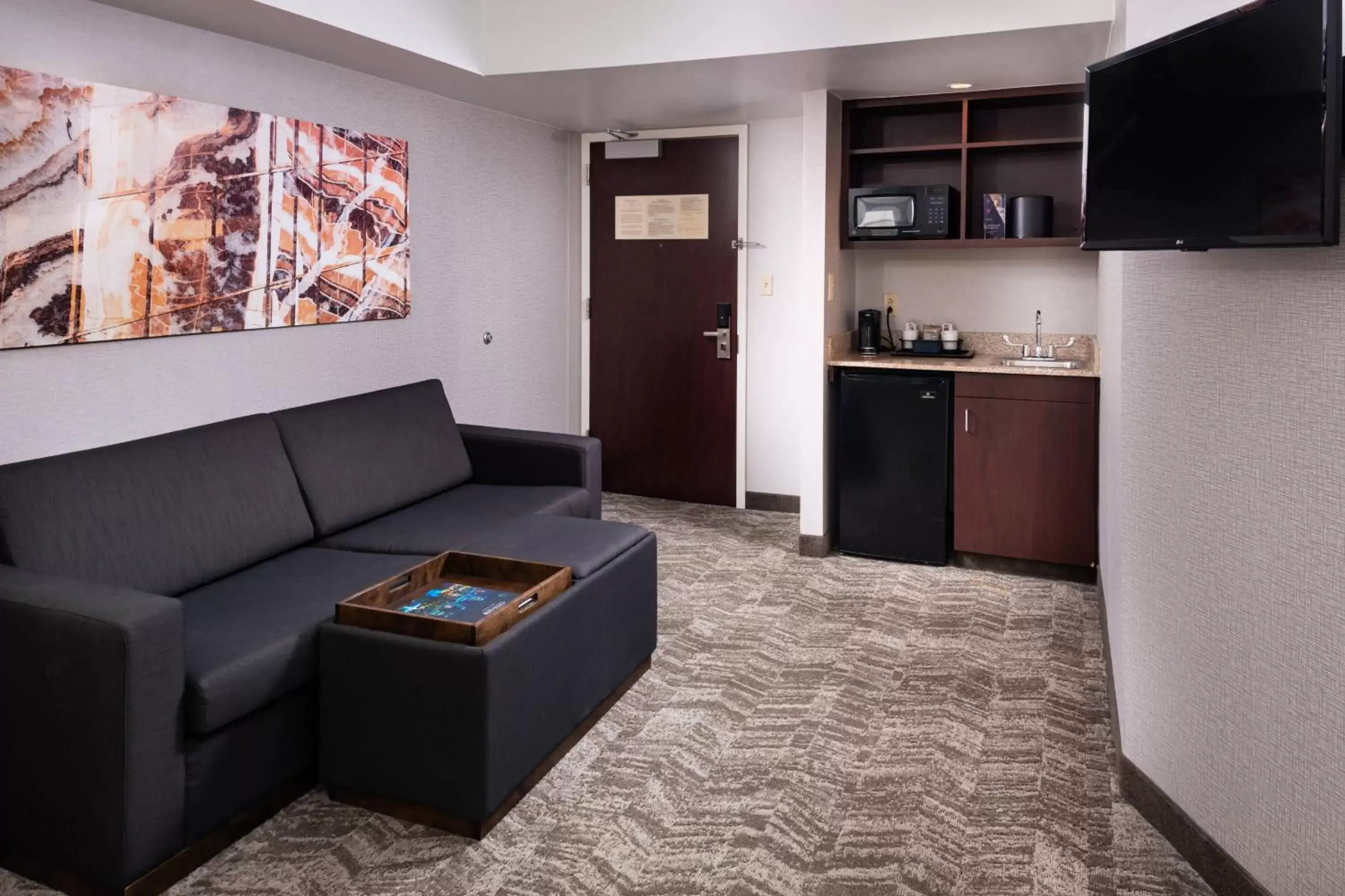 Bedroom, Kitchen/Kitchenette in SpringHill Suites by Marriott Pittsburgh North Shore