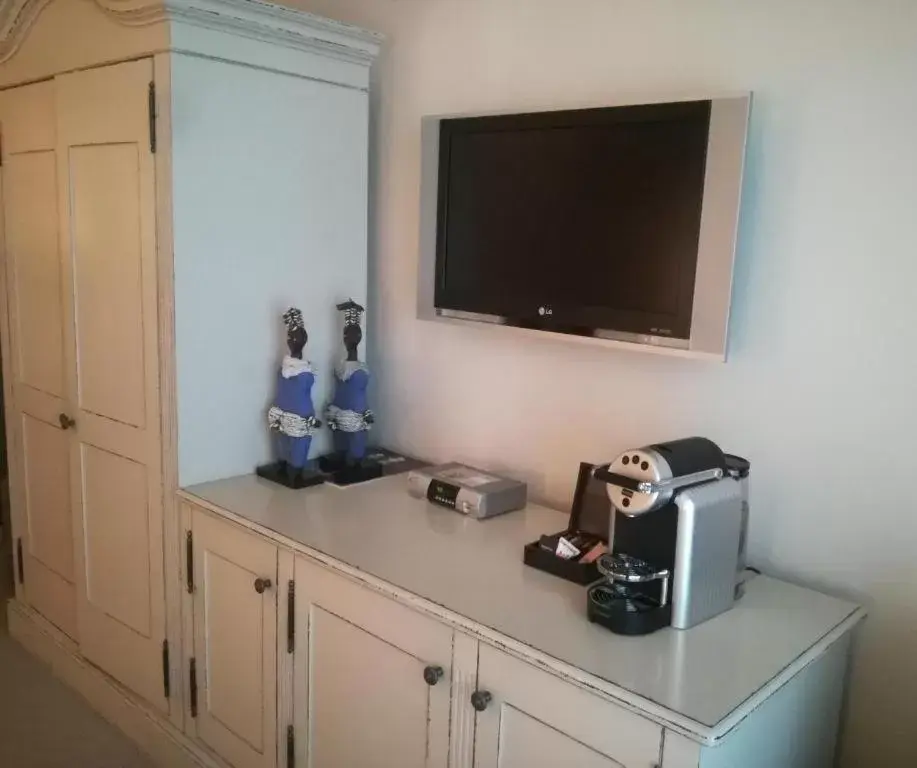 Coffee/tea facilities, TV/Entertainment Center in Sugar Hotel