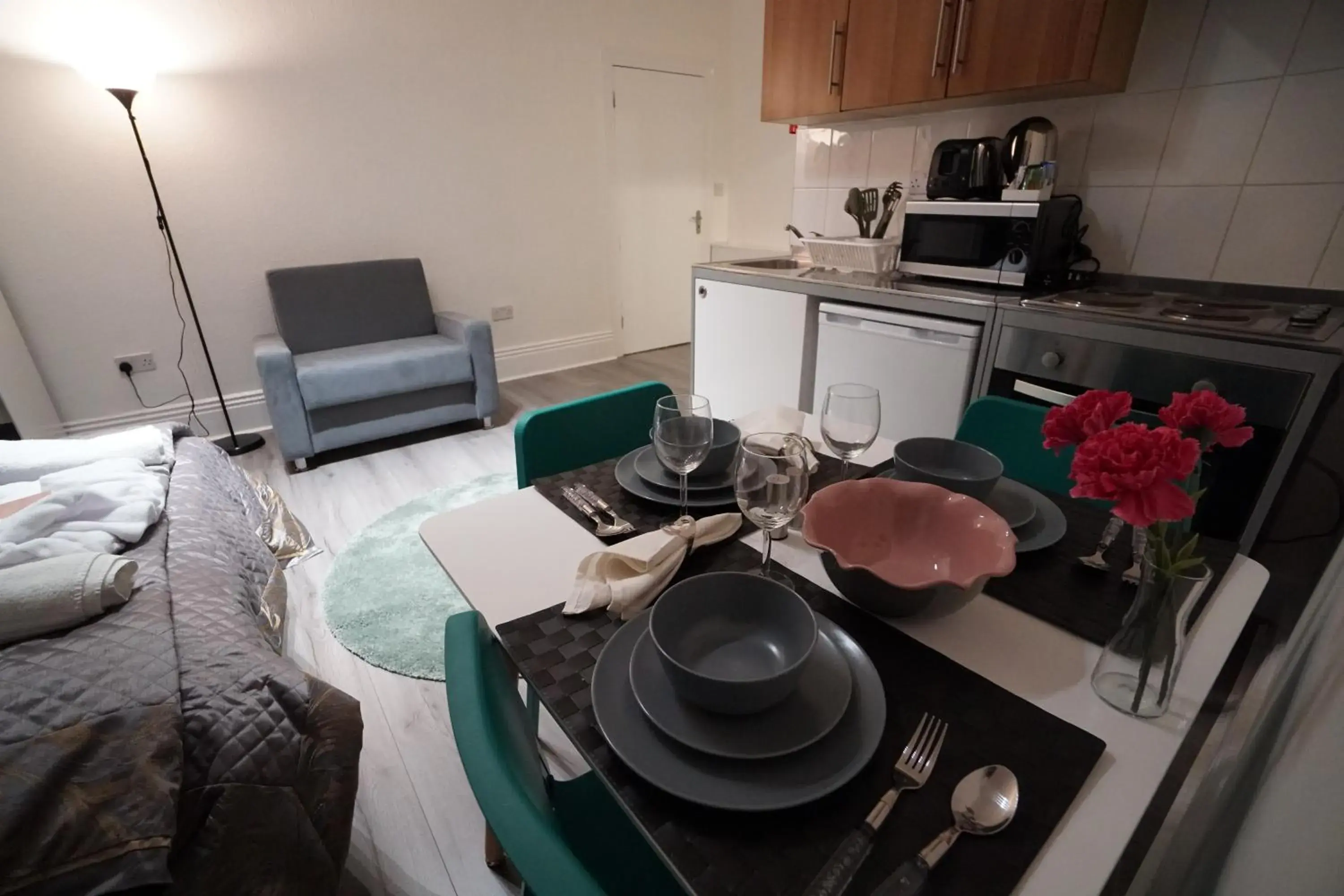Kitchen/Kitchenette in London Queen Park Apartments