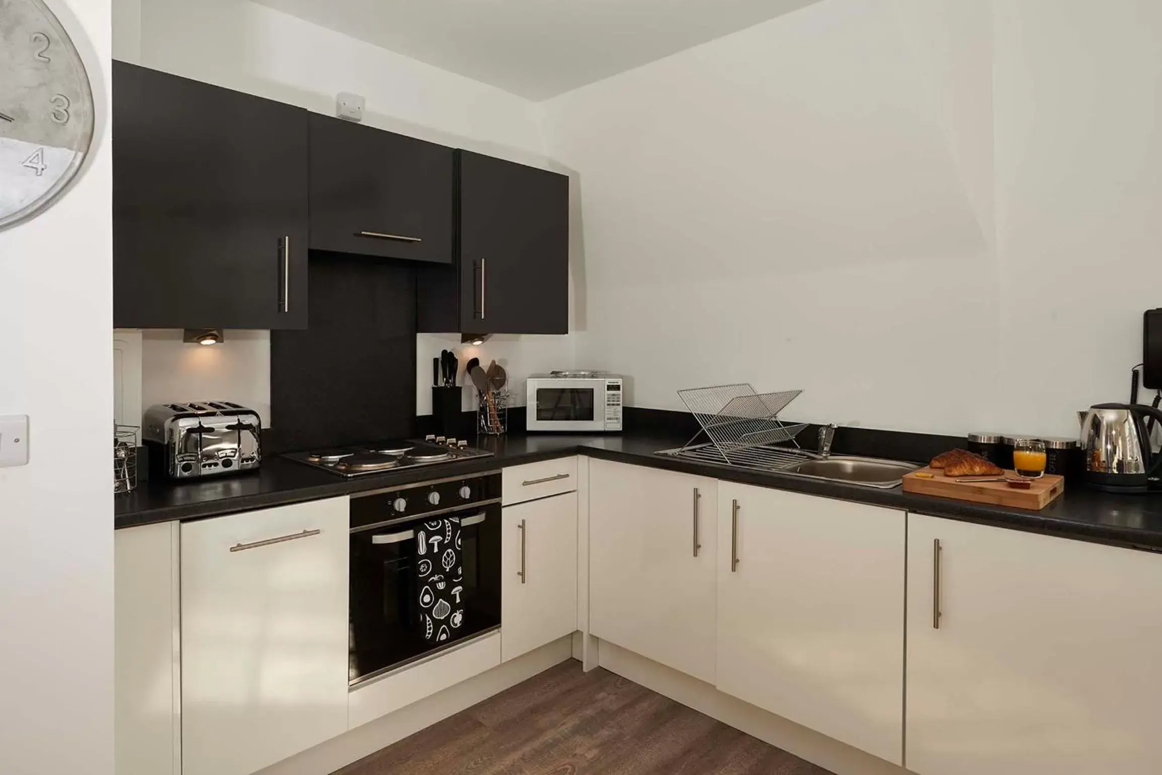Kitchen or kitchenette, Kitchen/Kitchenette in Braid Apartments by Mansley