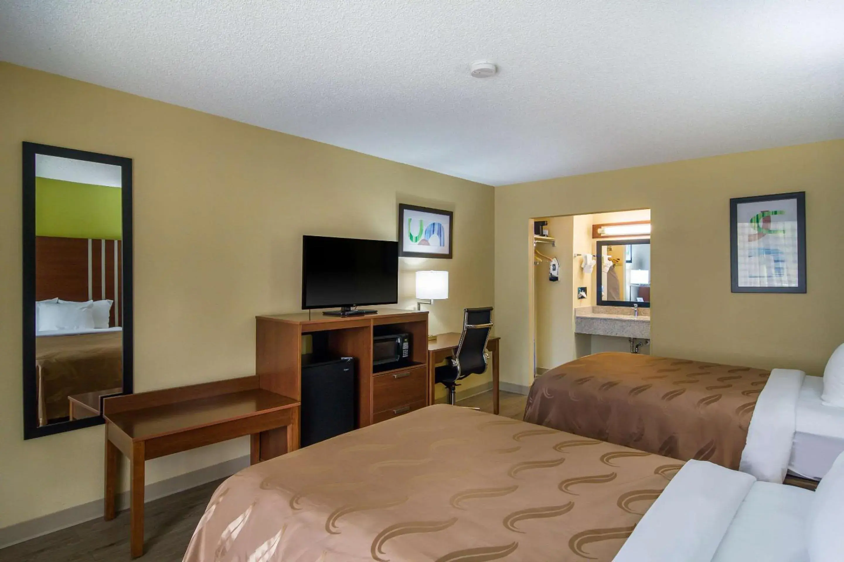 Photo of the whole room, Bed in Stayable Suites Jax West