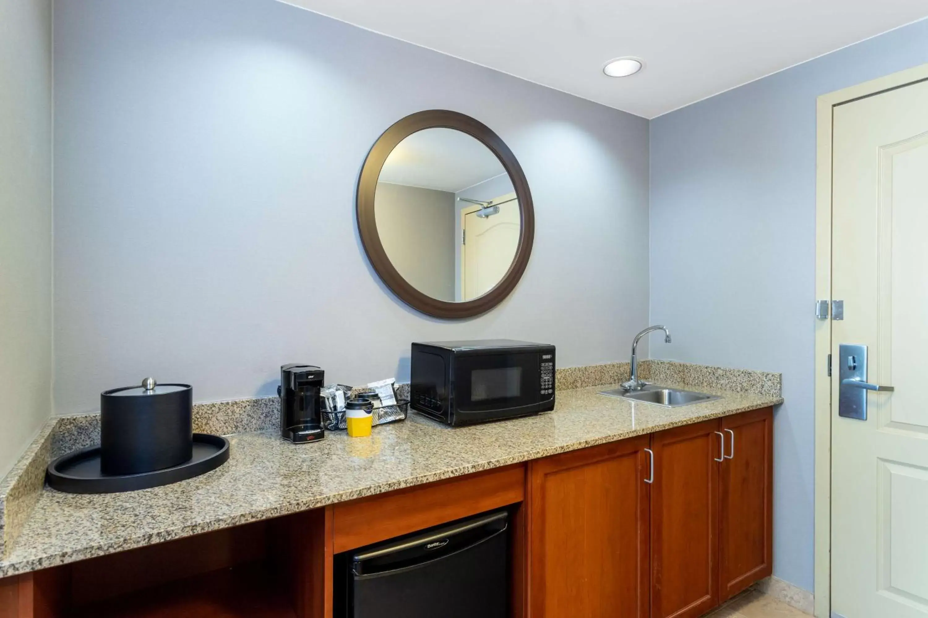 Photo of the whole room, Kitchen/Kitchenette in Hampton Inn & Suites Minneapolis St. Paul Airport - Mall of America