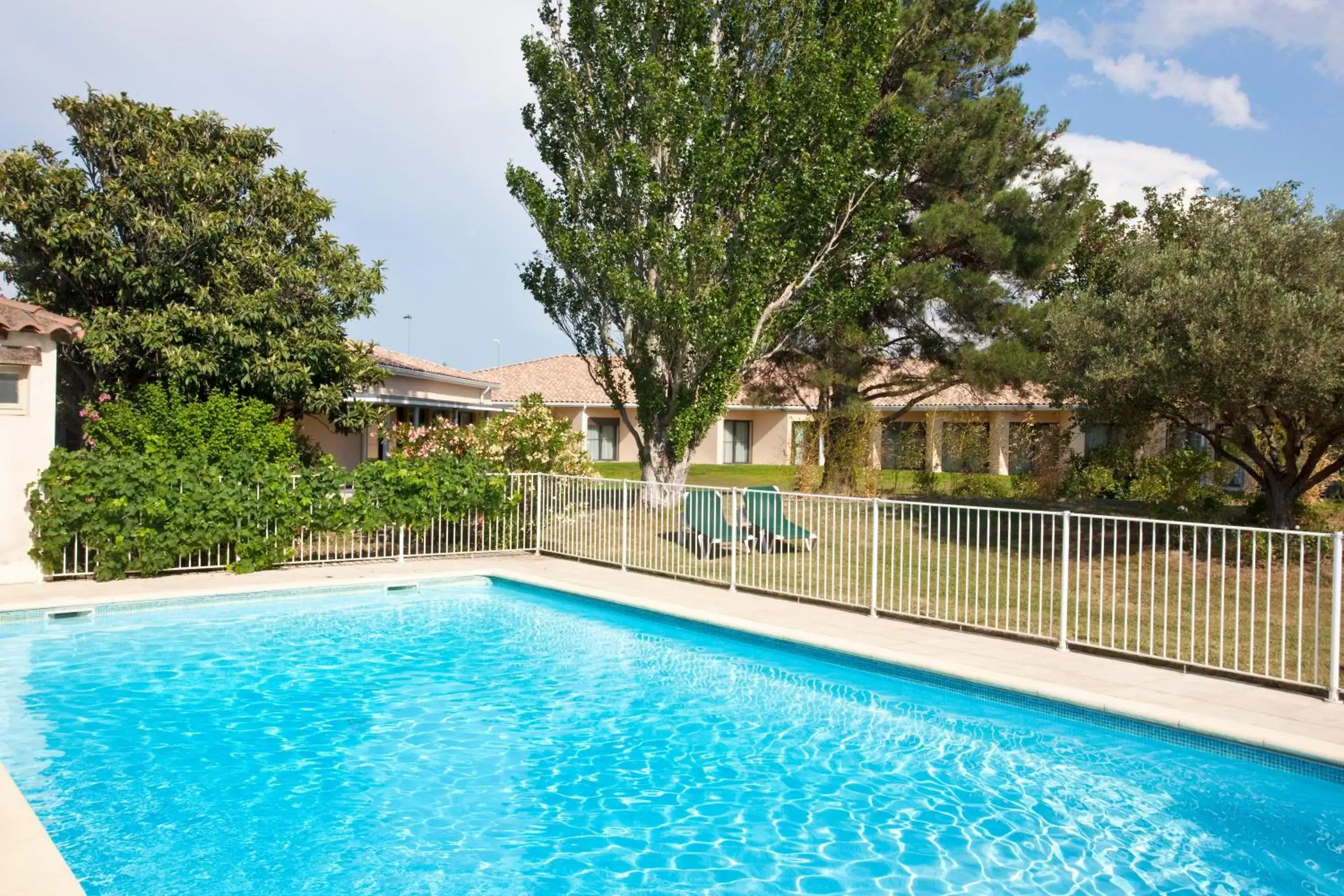 Garden, Swimming Pool in Best Western Hôtel Le Paradou Avignon Sud.