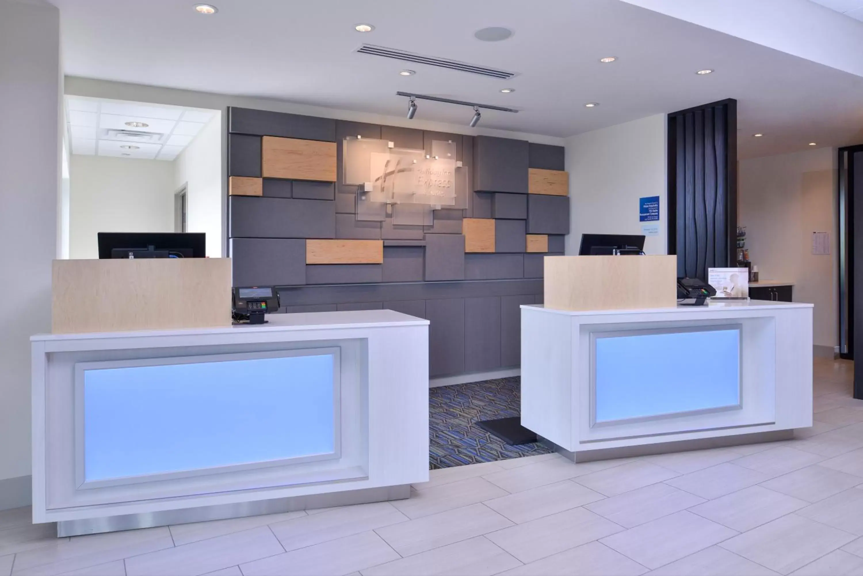 Property building, Lobby/Reception in Holiday Inn Express & Suites - Olathe West, an IHG Hotel
