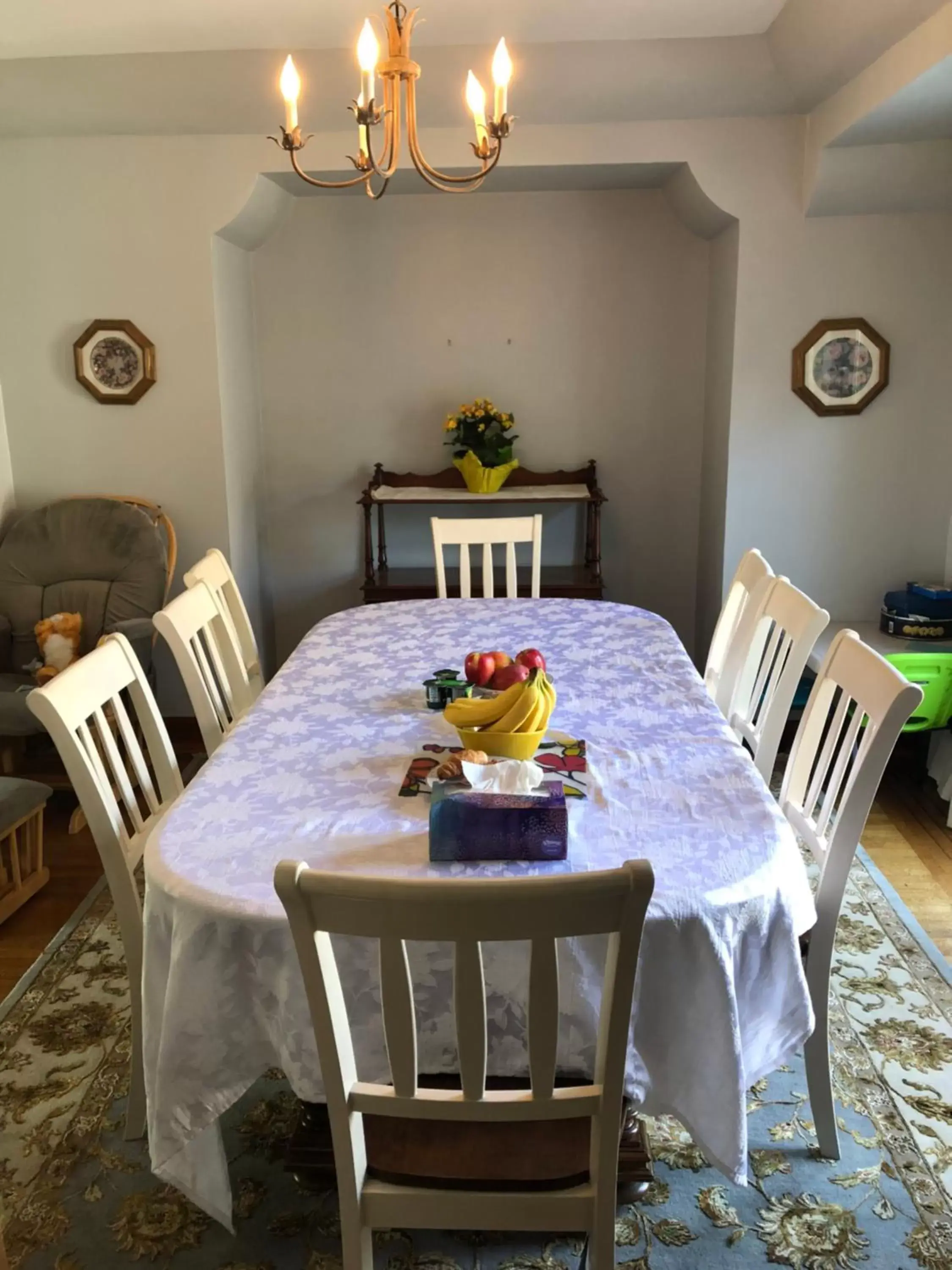 Dining Area in The Sunshine House-Free Parking