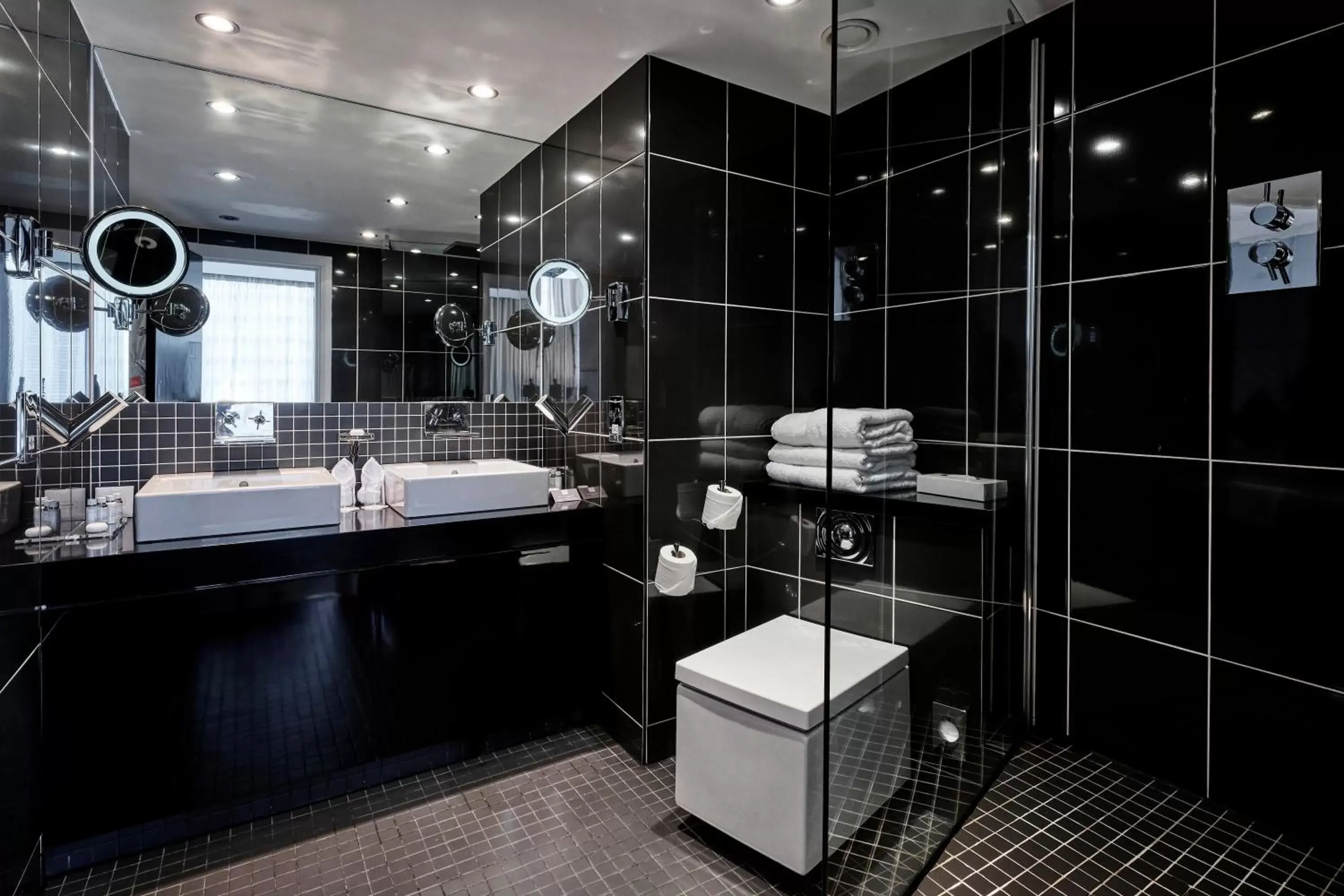 Photo of the whole room, Bathroom in Crowne Plaza Manchester City Centre, an IHG Hotel