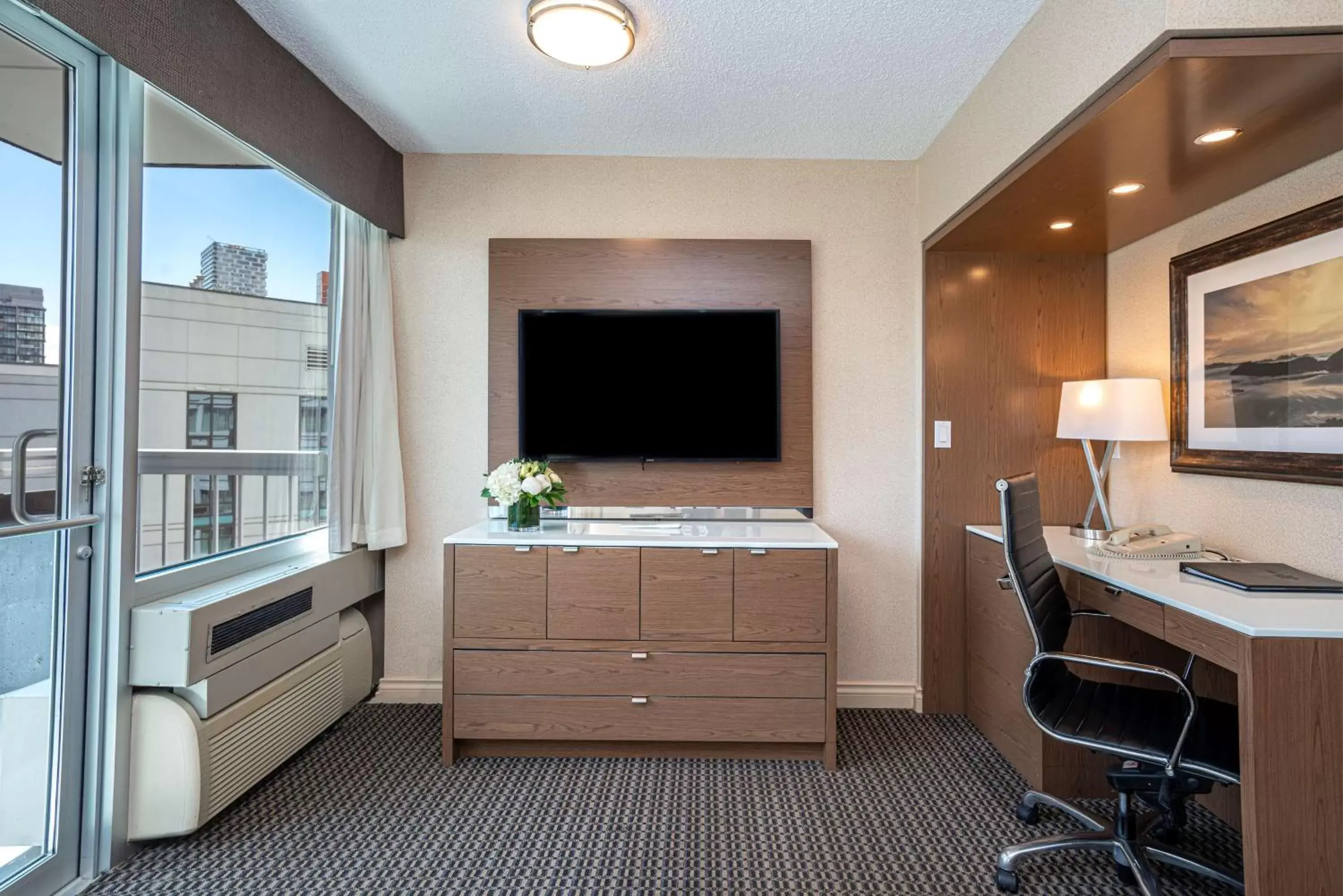 Photo of the whole room, TV/Entertainment Center in Best Western Premier Chateau Granville Hotel & Suites & Conference Centre