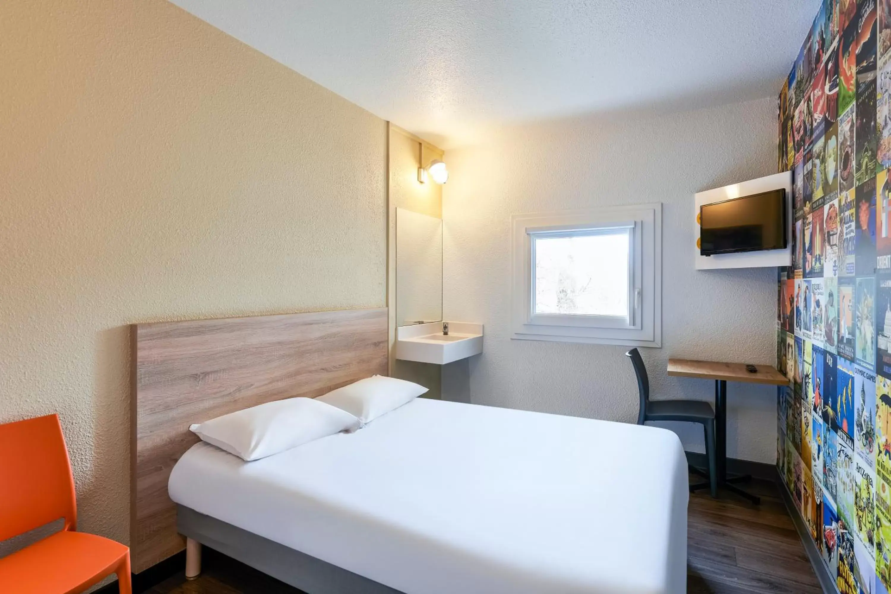 Photo of the whole room, Bed in hotelF1 Paris Porte de Châtillon