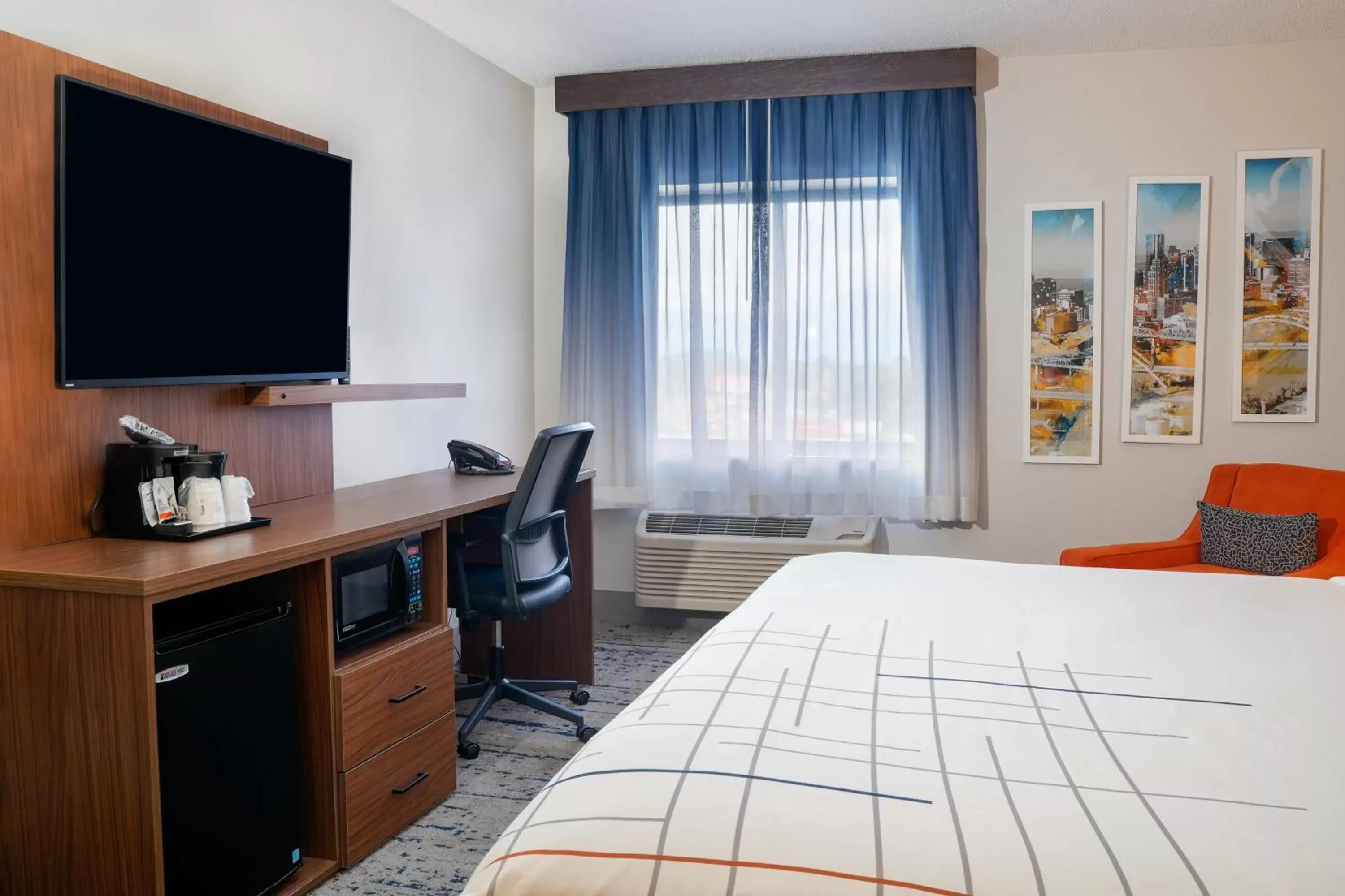 TV and multimedia, TV/Entertainment Center in La Quinta by Wyndham Nashville Airport