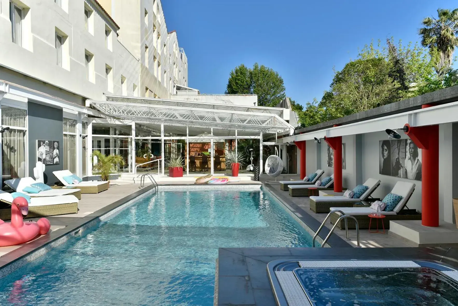 Hot Tub, Swimming Pool in Hôtel Arles Plaza