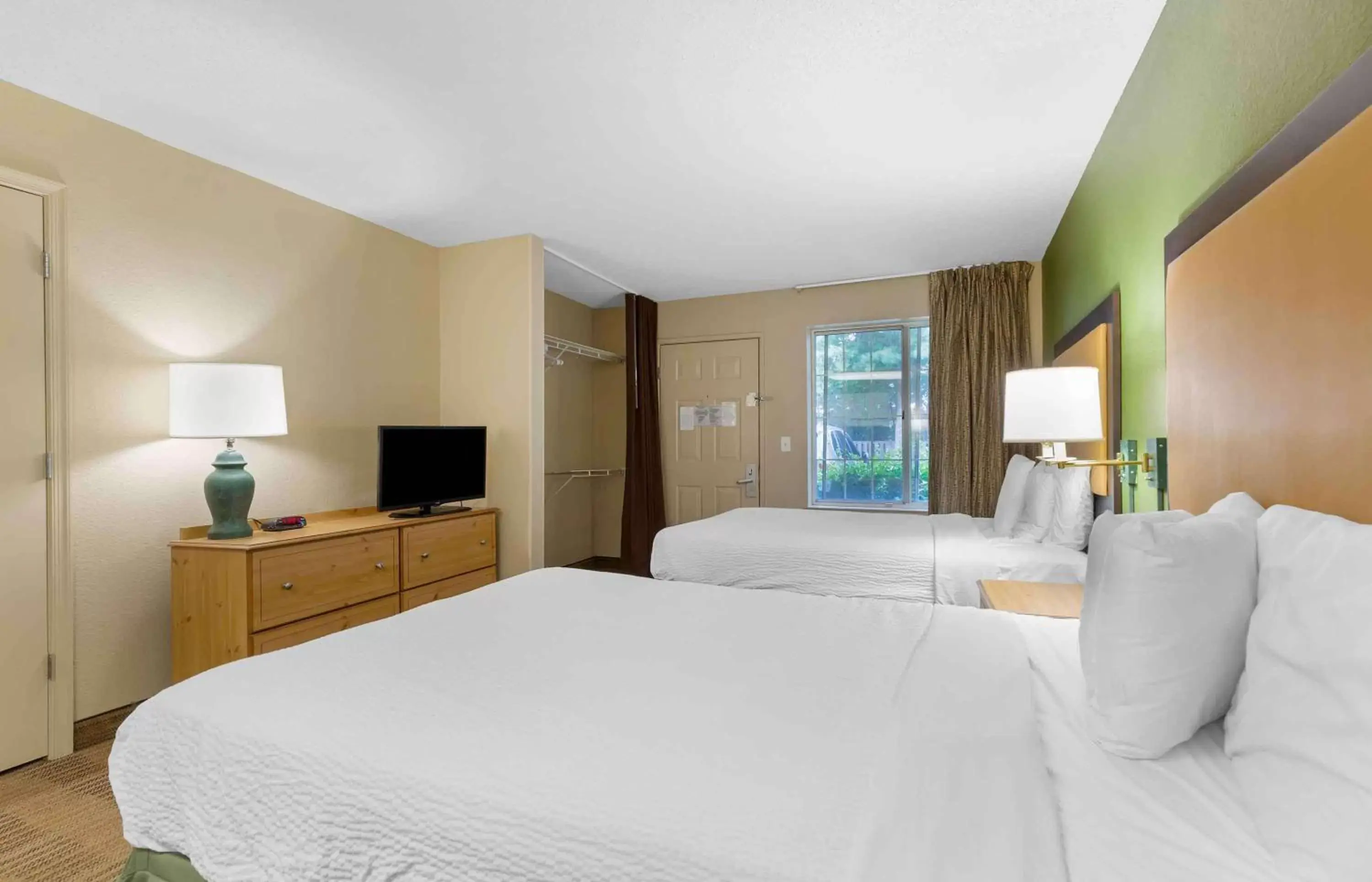 Bedroom, Bed in Extended Stay America Suites - Washington, DC - Sterling - Dulles