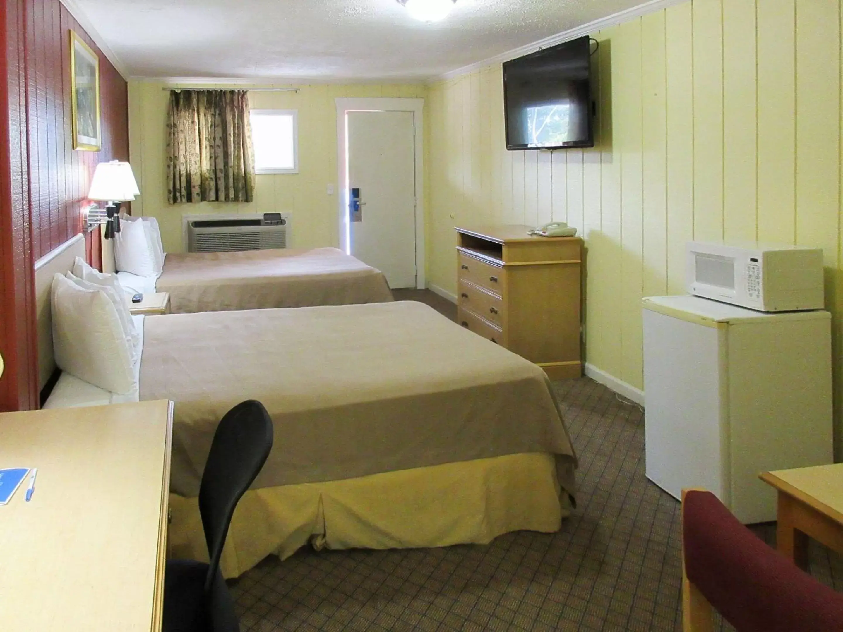 Photo of the whole room in Rodeway Inn