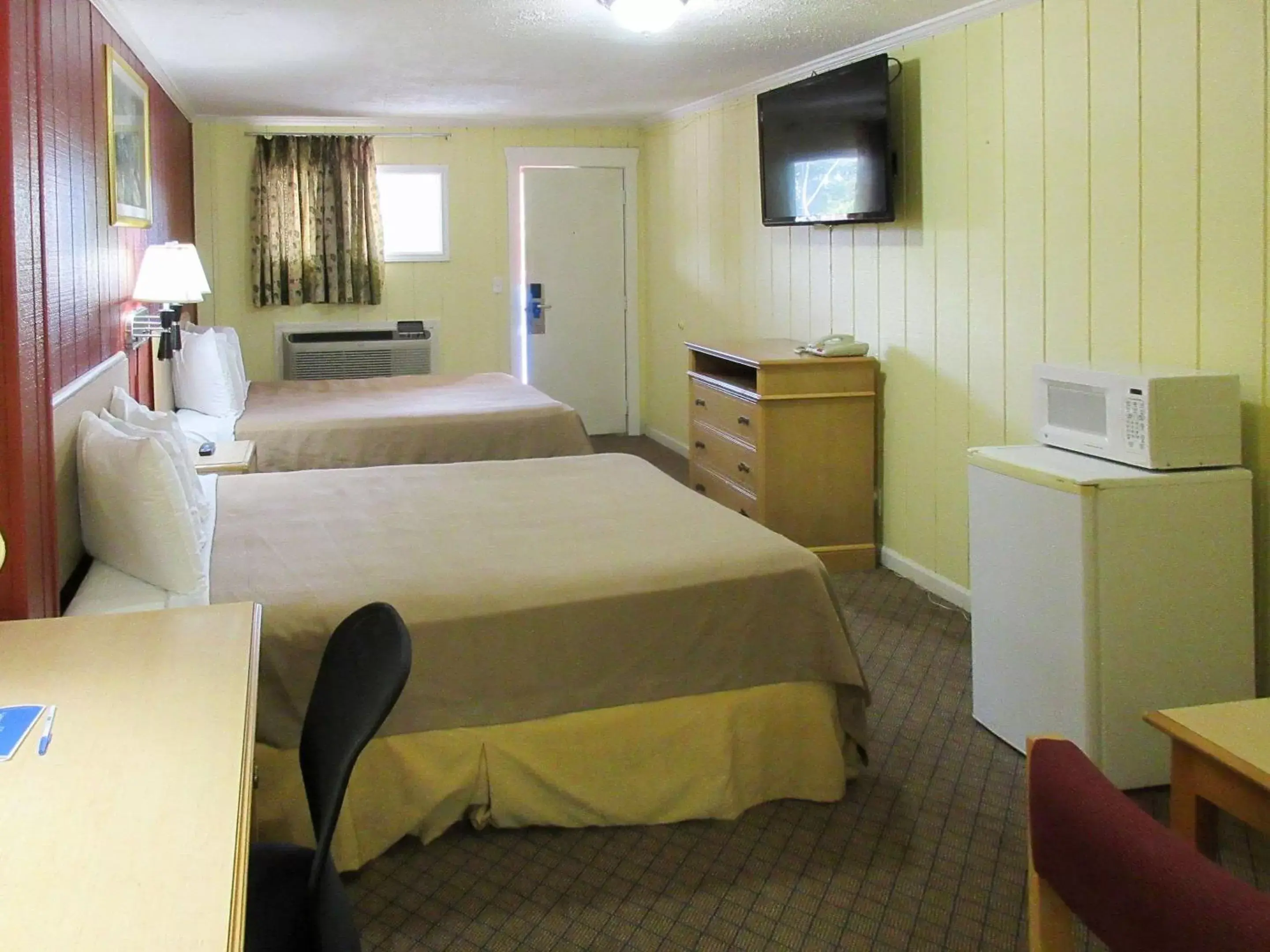 Photo of the whole room, Bed in Rodeway Inn Kansas City Downtown Area Photo of the whole room, Bed in Rodeway Inn Kansas City Downtown Area