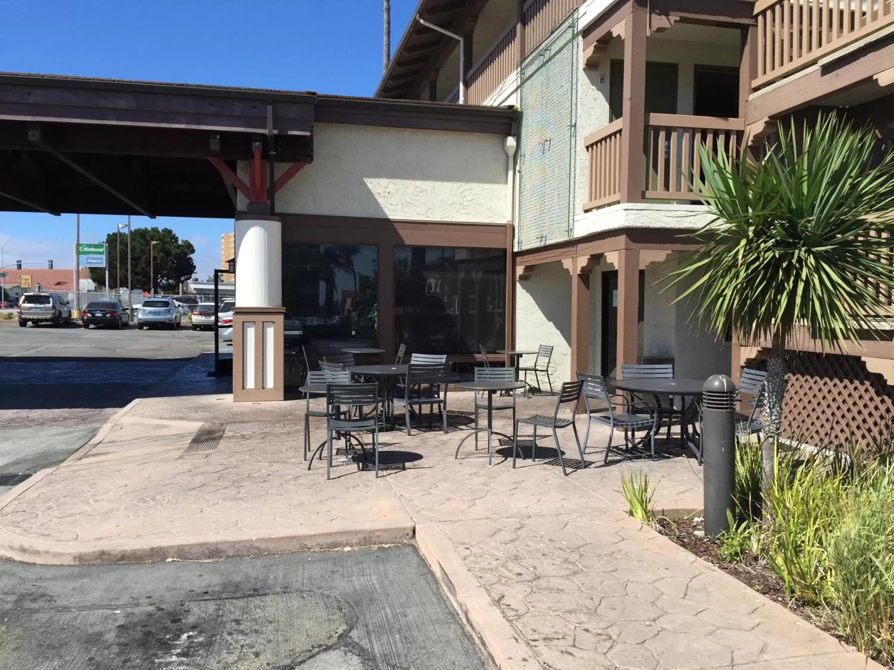 Facade/entrance, Swimming Pool in Vagabond Inn Executive SFO