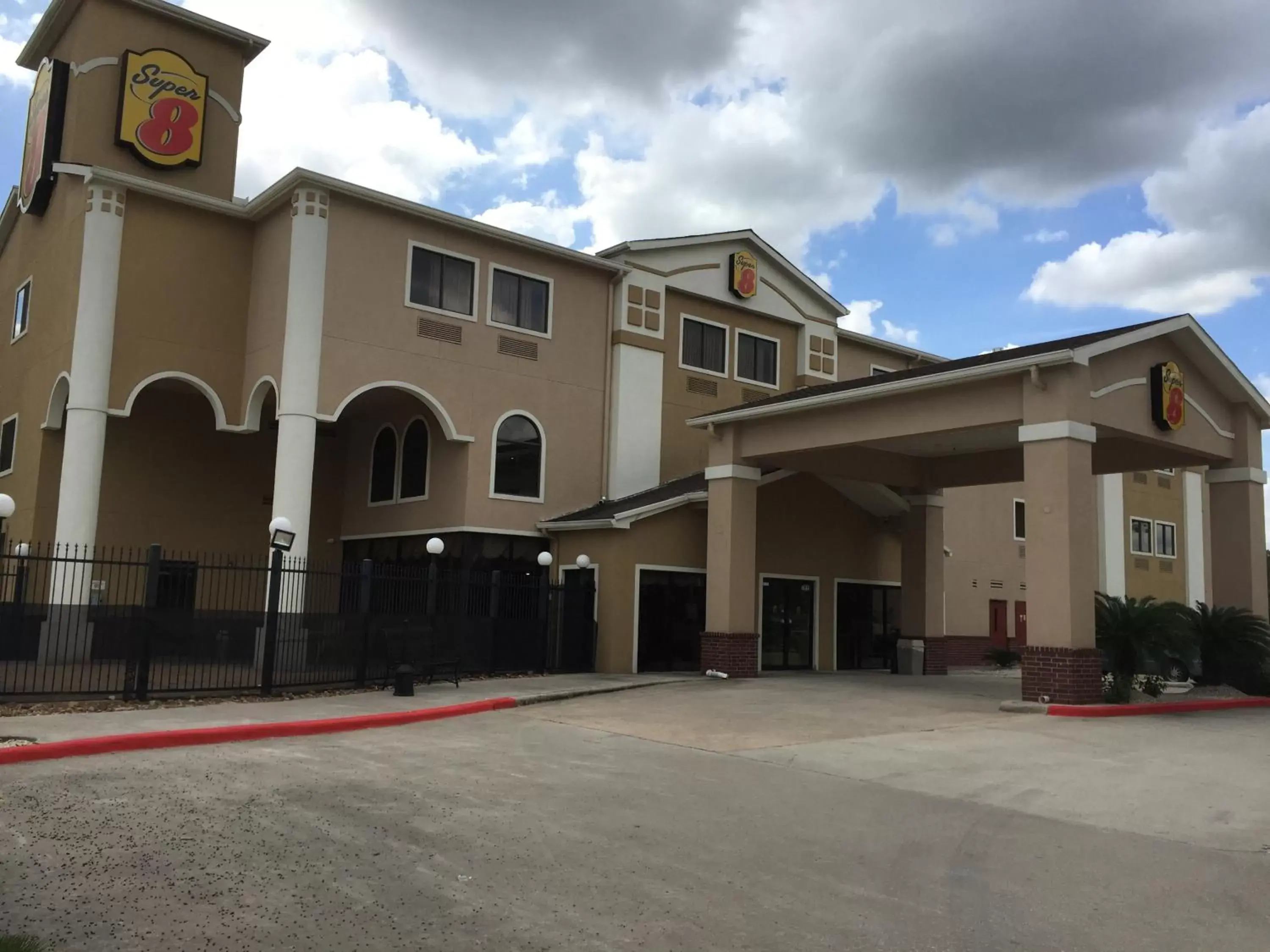 Property building, Facade/Entrance in Super 8 by Wyndham Intercontinental Houston TX