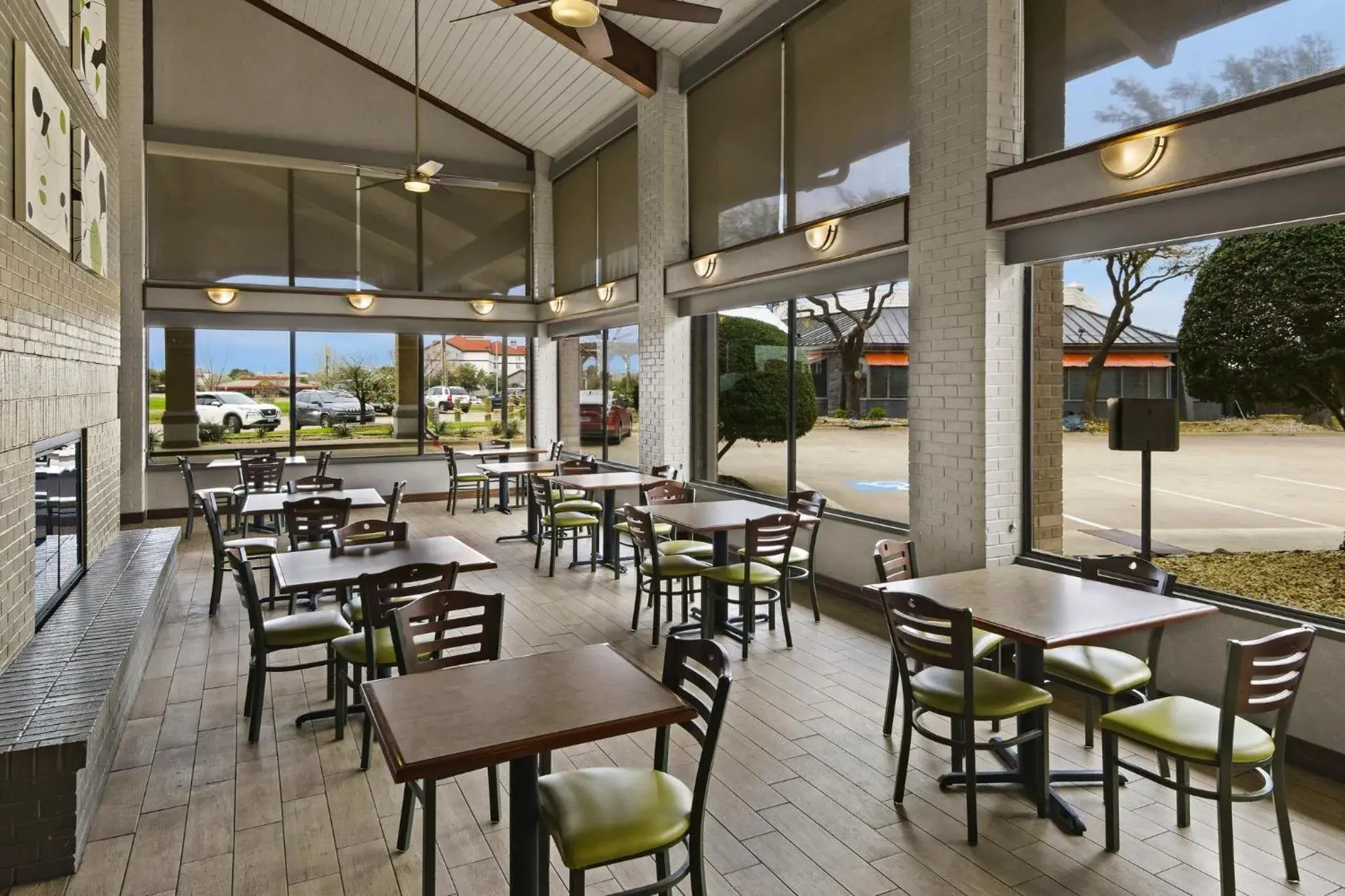 Lobby or reception, Restaurant/Places to Eat in Red Roof Inn & Suites Irving - DFW Airport South