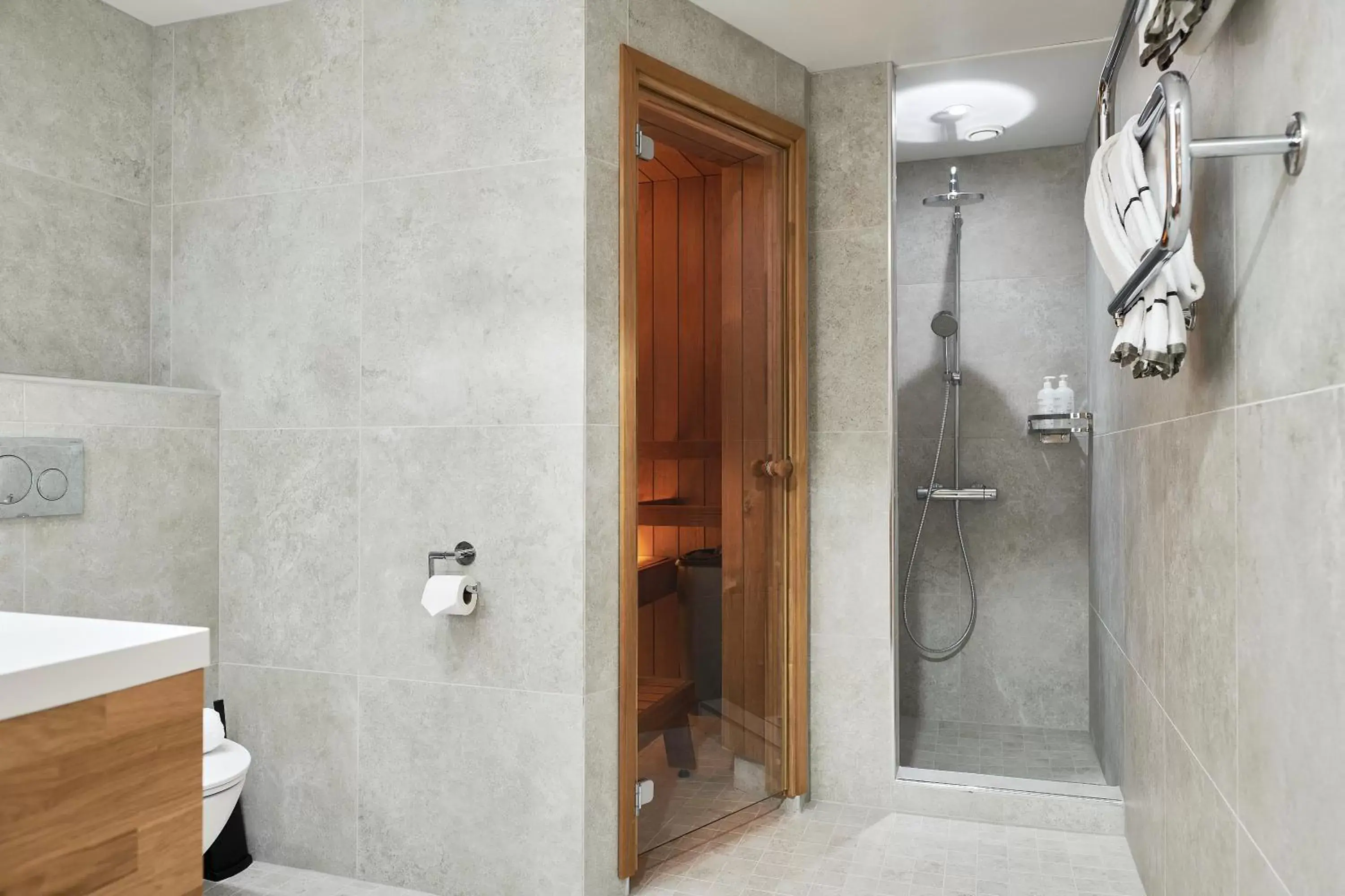 Shower, Bathroom in Hotel Verso